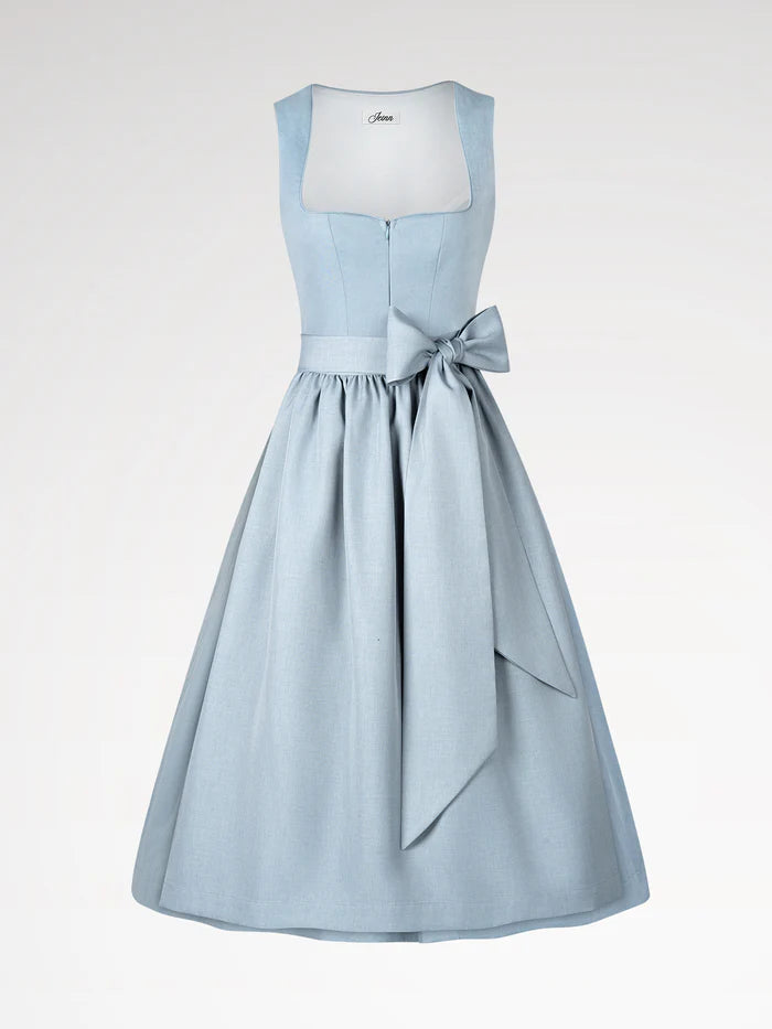 Spitzenbody weiß und Dirndl babyblau: Eine zauberhafte Kombination