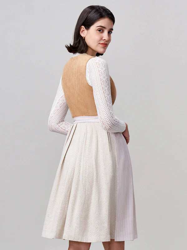 Das khakifarbene Dirndl "Freda" – Ein stilvolles Trachtenhighlight