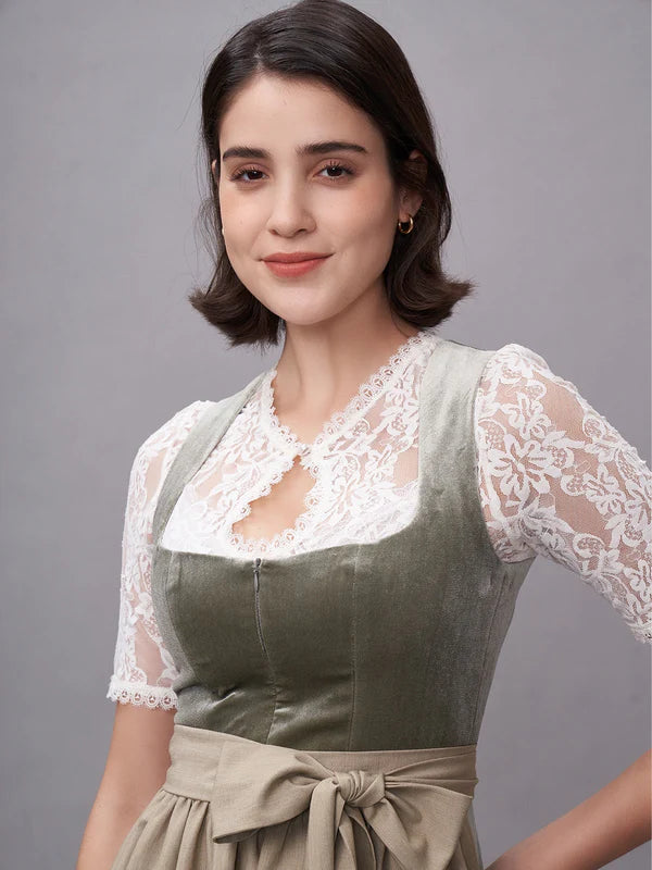 Eleganz in Grün und Samt: Das Dirndl als Ausdruck der Persönlichkeit