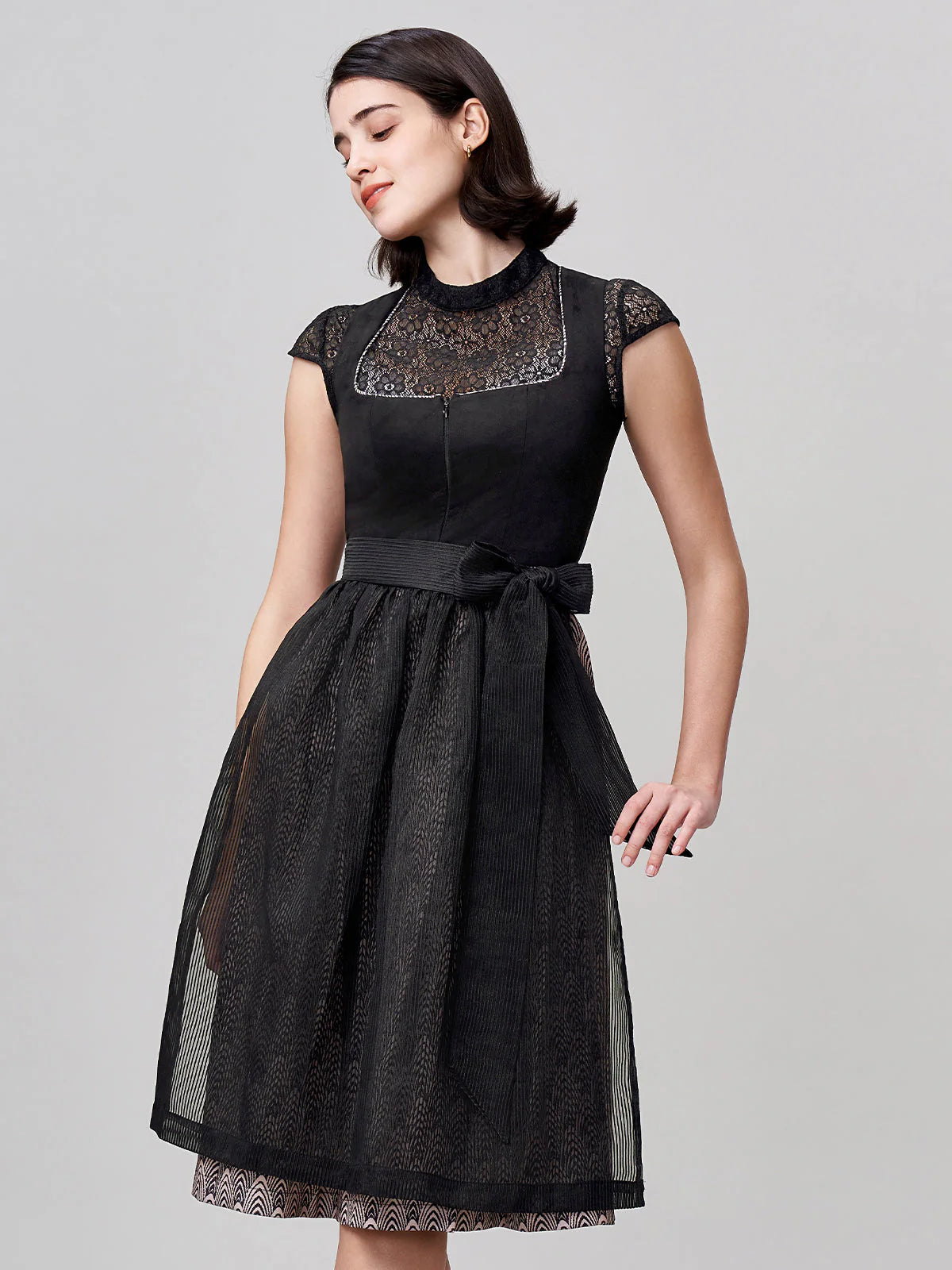 Dirndl Rot Schwarz: Eine Reise in die Welt der Trachtenmode