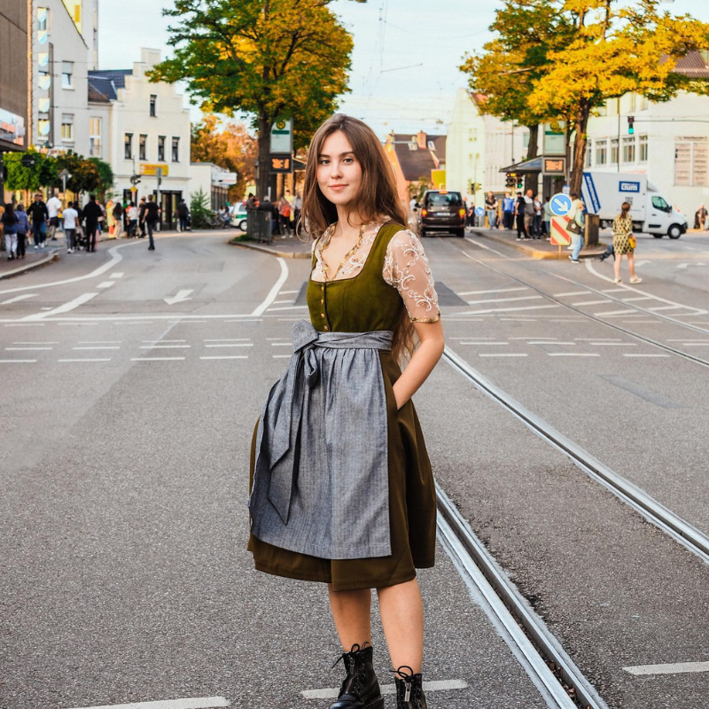 Tradition trifft Moderne: Dirndl 50 cm, Dirndl Grau, Graue Lederhose und Graues Herren Sakko