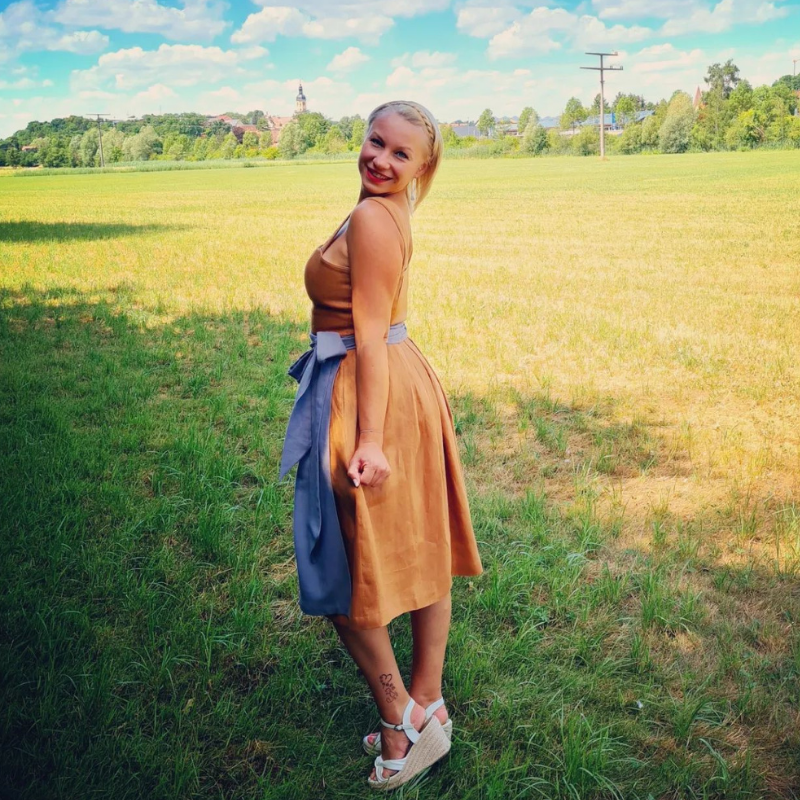 Fliederfarbene Dirndlkleider: Die zarte Revolution der Trachtenmode