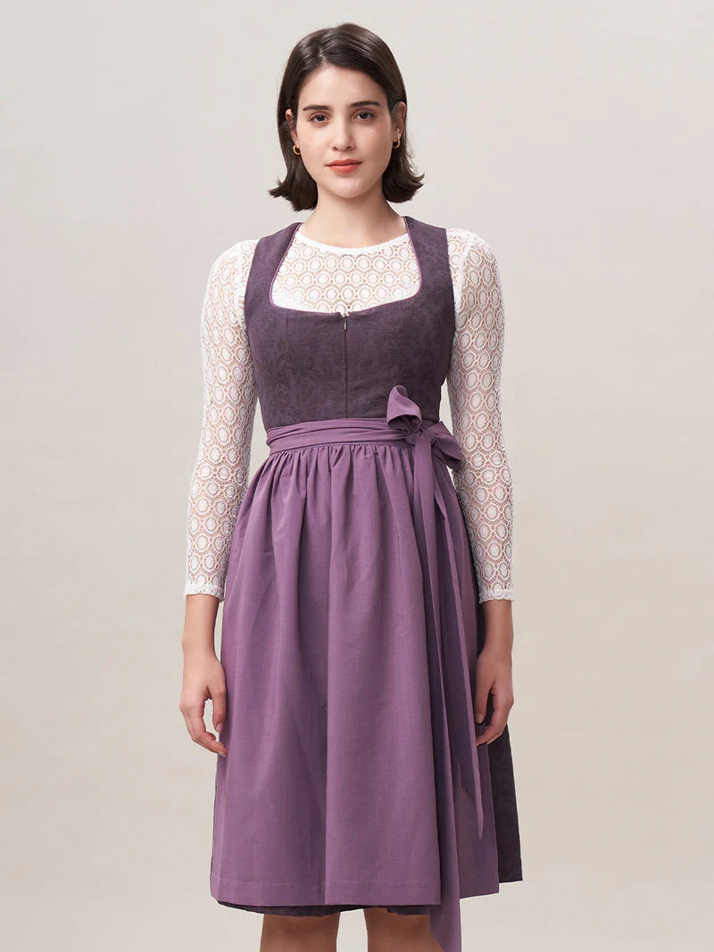Weitere Aspekte der farbigen Samt - Dirndl