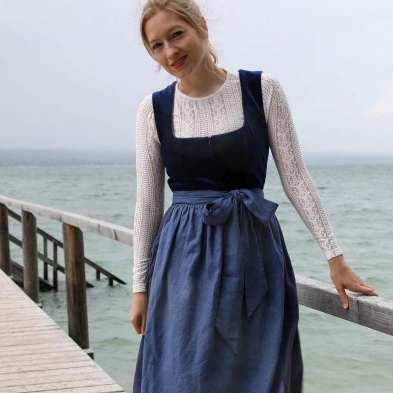 Die Eleganz von Dirnkleid, weißem Spitzenbrusthalter und Halbarm-Dirnbluse