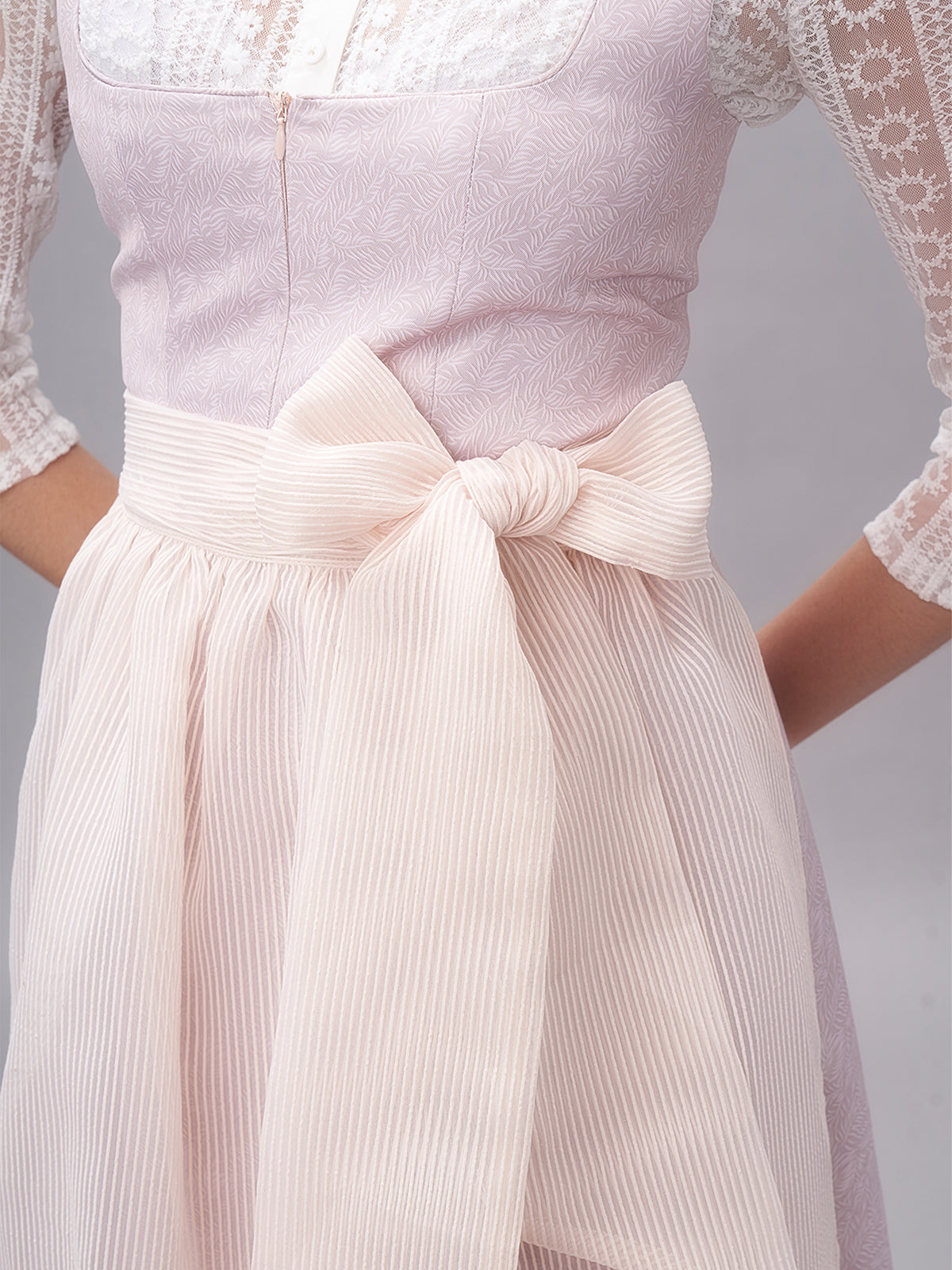 Dirndl im neuen Licht: Grau - Rosa Eleganz für das Oktoberfest und darüber hinaus