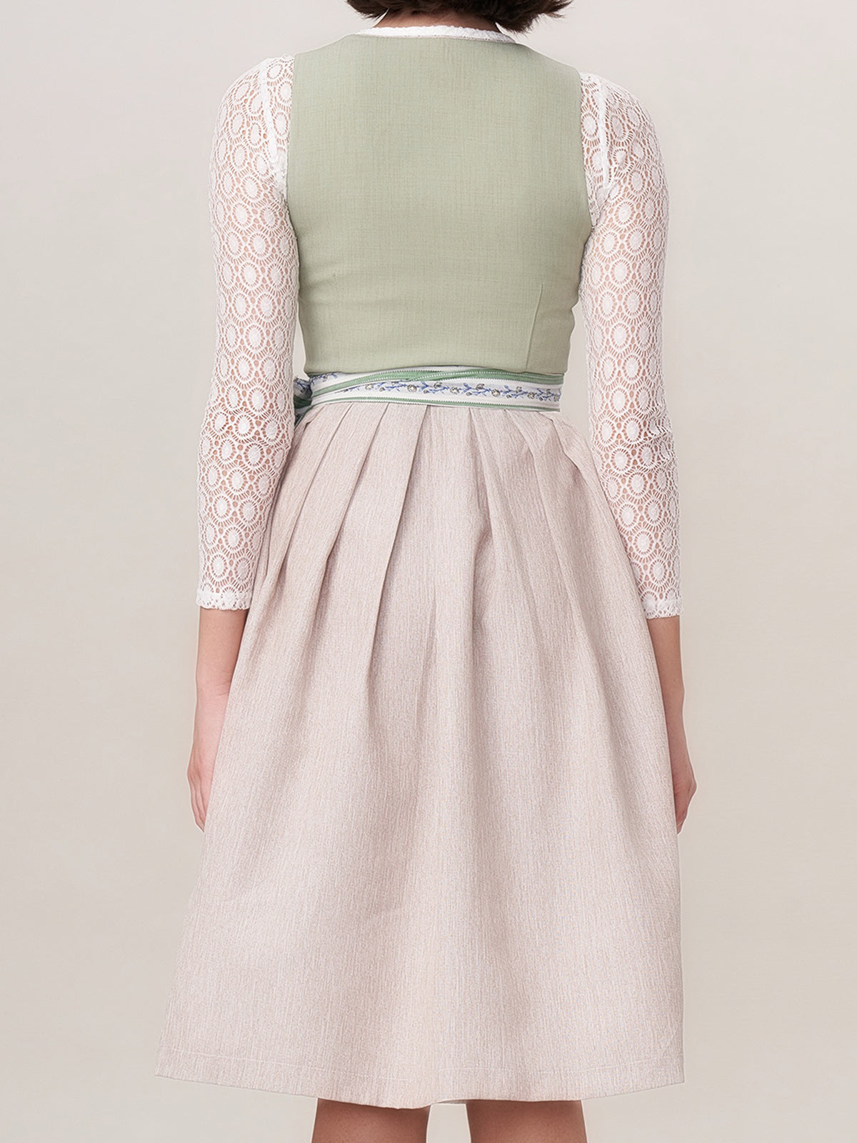 Die Unterschiede zwischen dem bayerischen Dirndl und der österreichischen Trachtenmode im Grünton