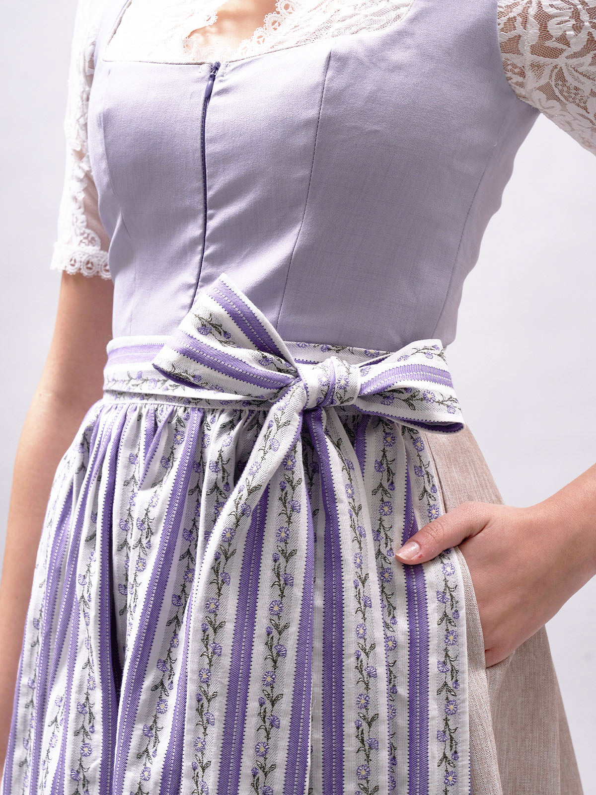 Lila Akzente auf dem Oktoberfest: Ihr königlicher Guide zum perfekten Dirndl-Look