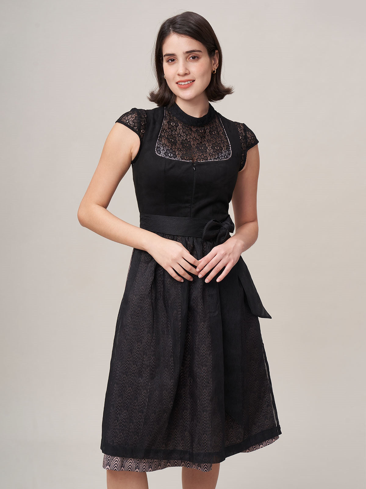 Die schwarze Magie: Das Dirndl in geheimnisvoller Eleganz