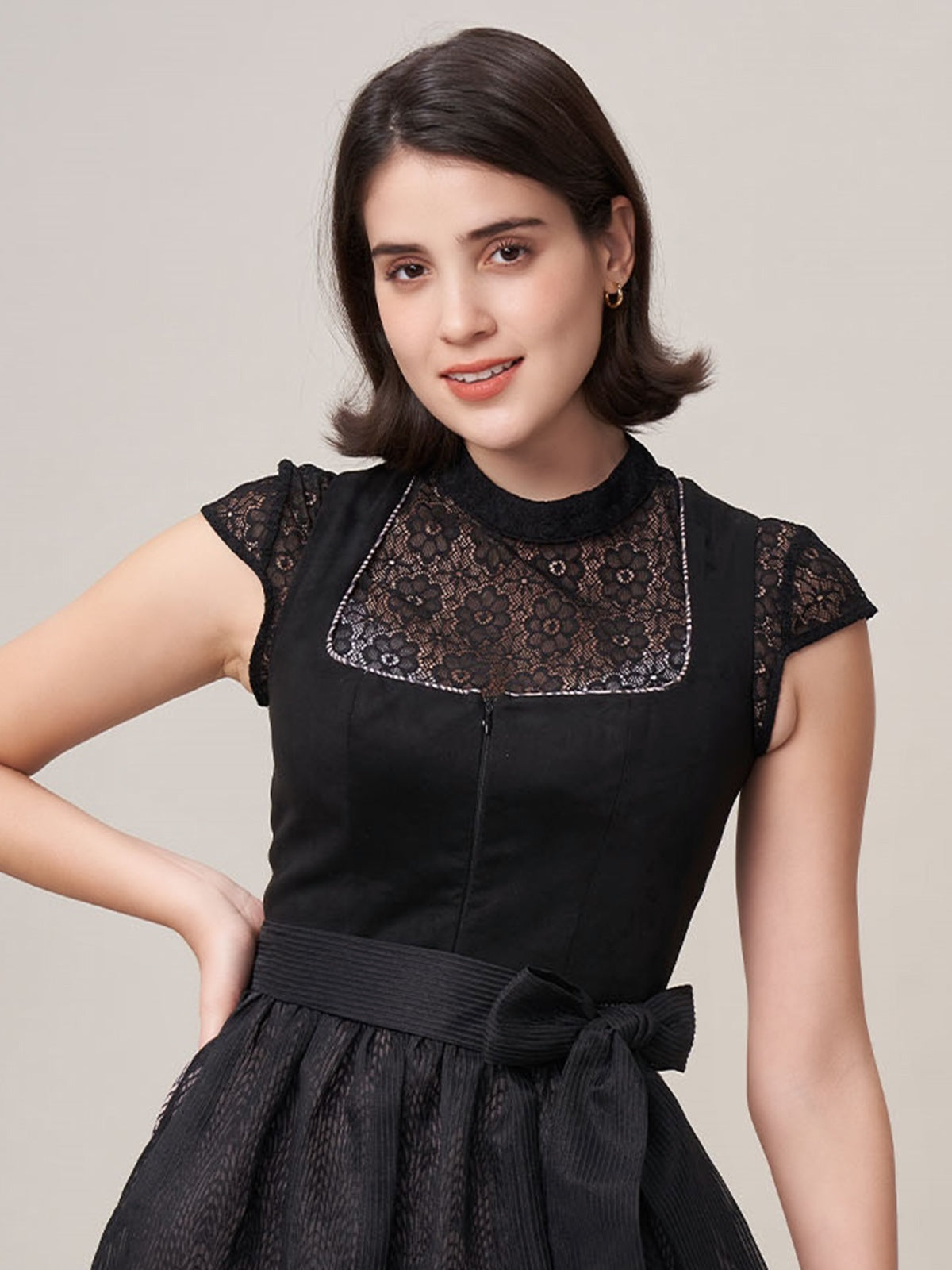 Das Schwarze Samt Dirndl, seine Bedeutung und das Rot-Schwarze Dirndl