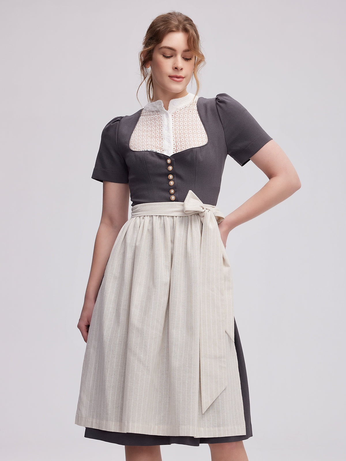 Graue Eleganz: Der umfassende Dirndl-Ratgeber für anspruchsvolle Trägerinnen