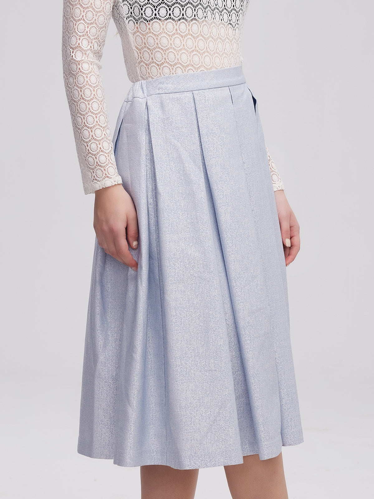 Die Kunst des Blau: Wie Dirndl aus Baumwolle, Samt und Leinen Eleganz und Komfort vereinen
