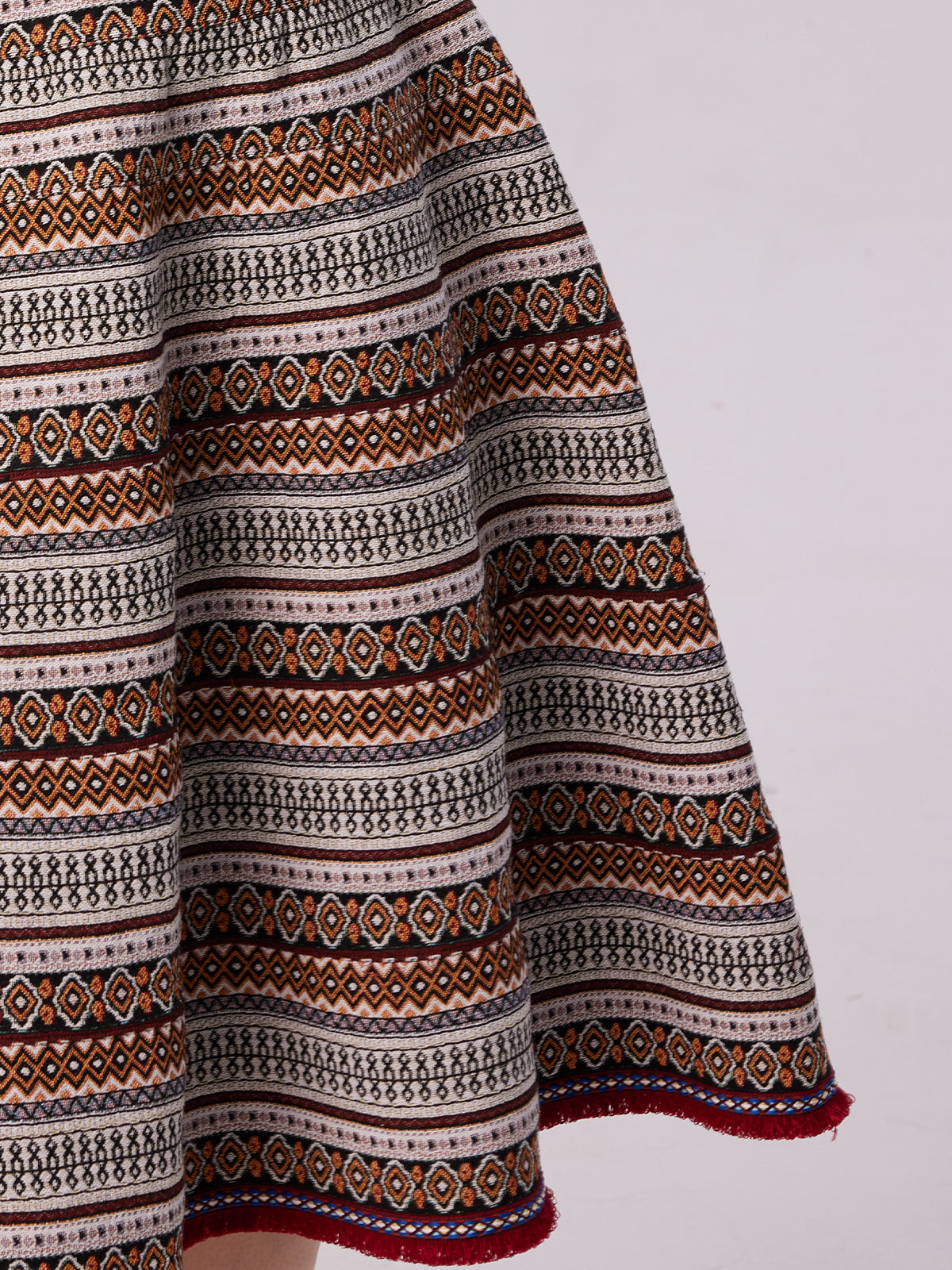 Rot wie die Liebe: Das Dirndl zwischen Tradition und Moderne