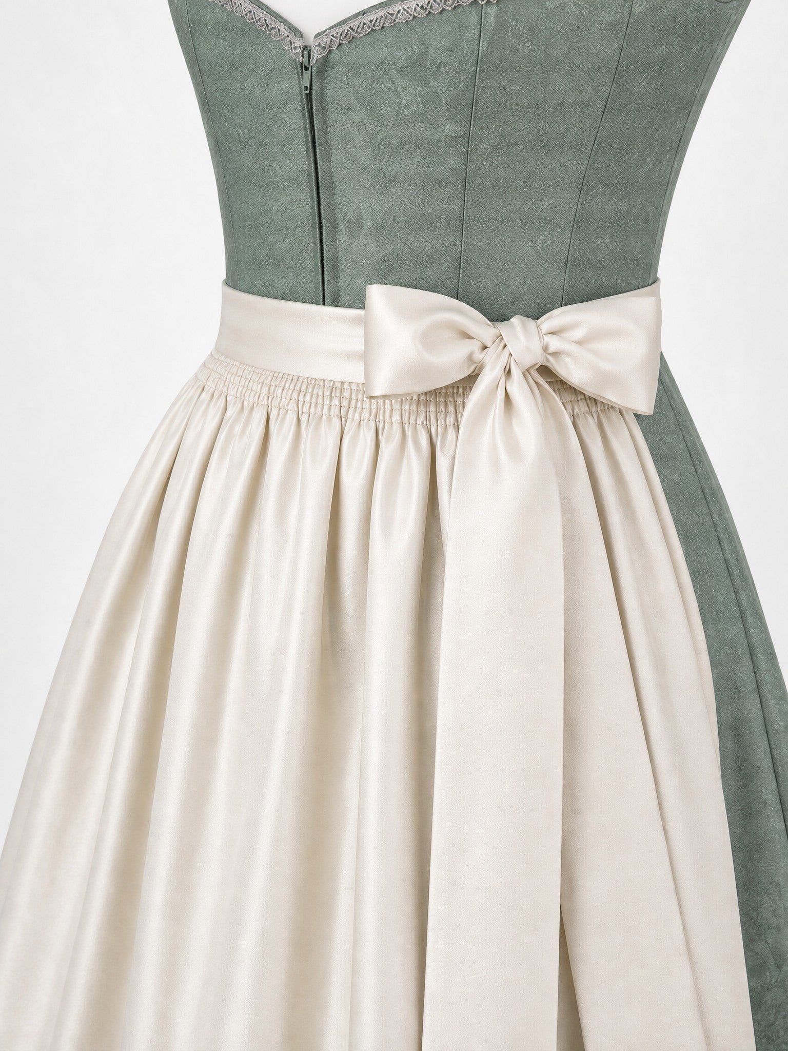 Dirndl Alina in Mineralgrün mit Elfenbein Schürze - Detailansicht Taille und Schleife