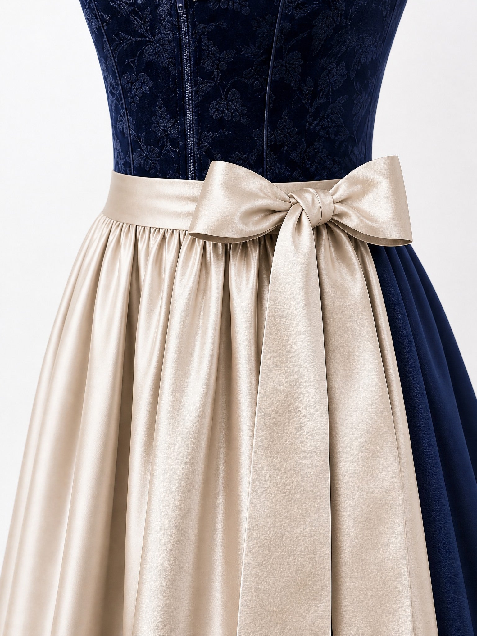 Dirndl Aurelia in Mitternachtsblau mit Champagner Schürze - Detailansicht Taille und Schleife
