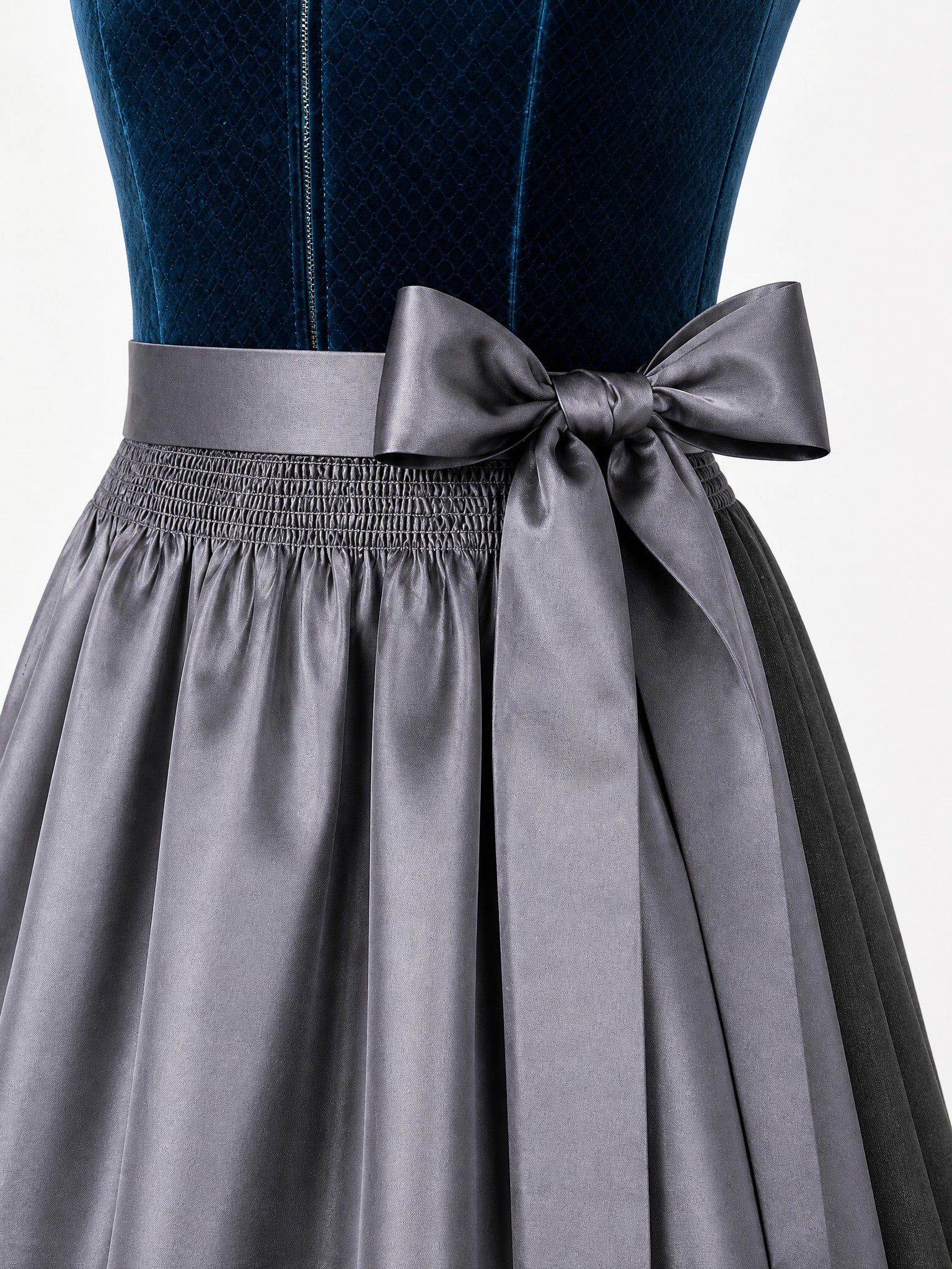 Dirndl Elena in Dunkelpetrol mit Schiefergrau Schürze - Detailansicht Taille und Schleife