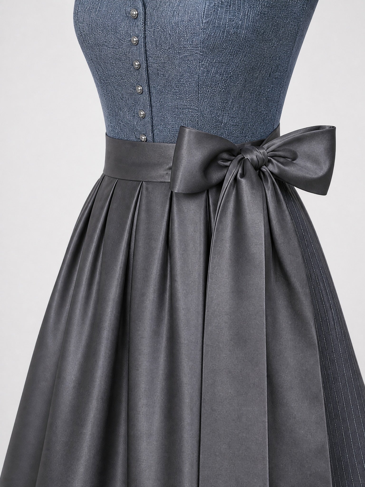Dirndl Jana in Stahlblau mit Sturmgrau Schürze - Detailansicht Taille und Schleife