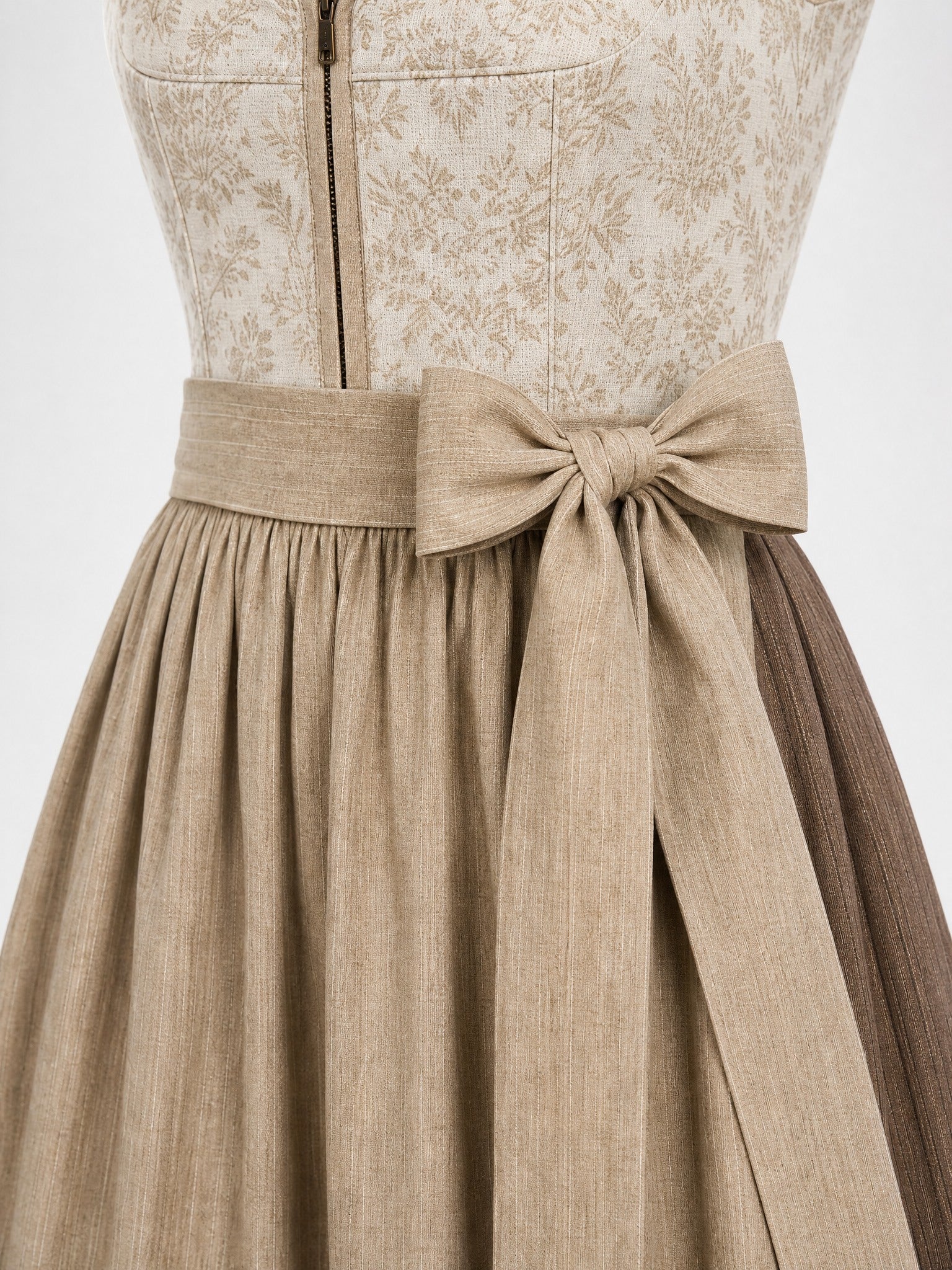 Dirndl Lara in Haferbeige mit Warmer Sand Schürze - Detailansicht Taille und Schleife