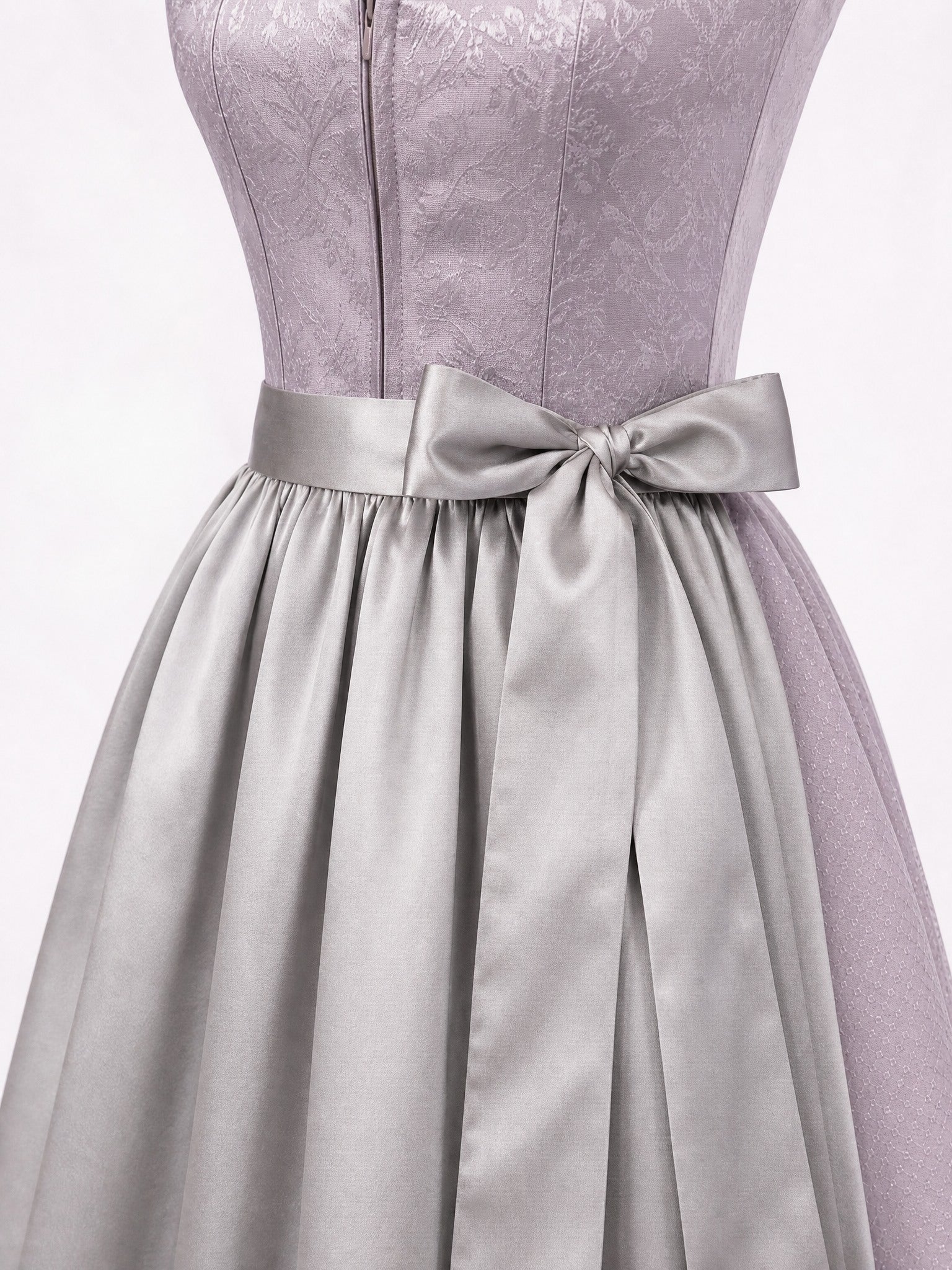 Dirndl Greta in Rauchflieder mit Perlgrau Schürze - Detailansicht Taille und Schleife
