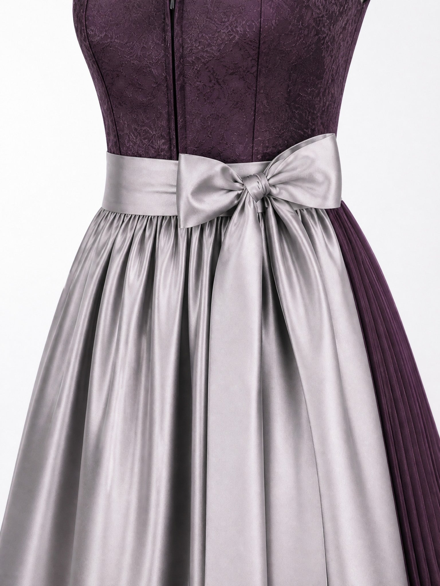 Dirndl Jana in Aubergine mit Perlgrau Schürze - Detailansicht Taille und Schleife