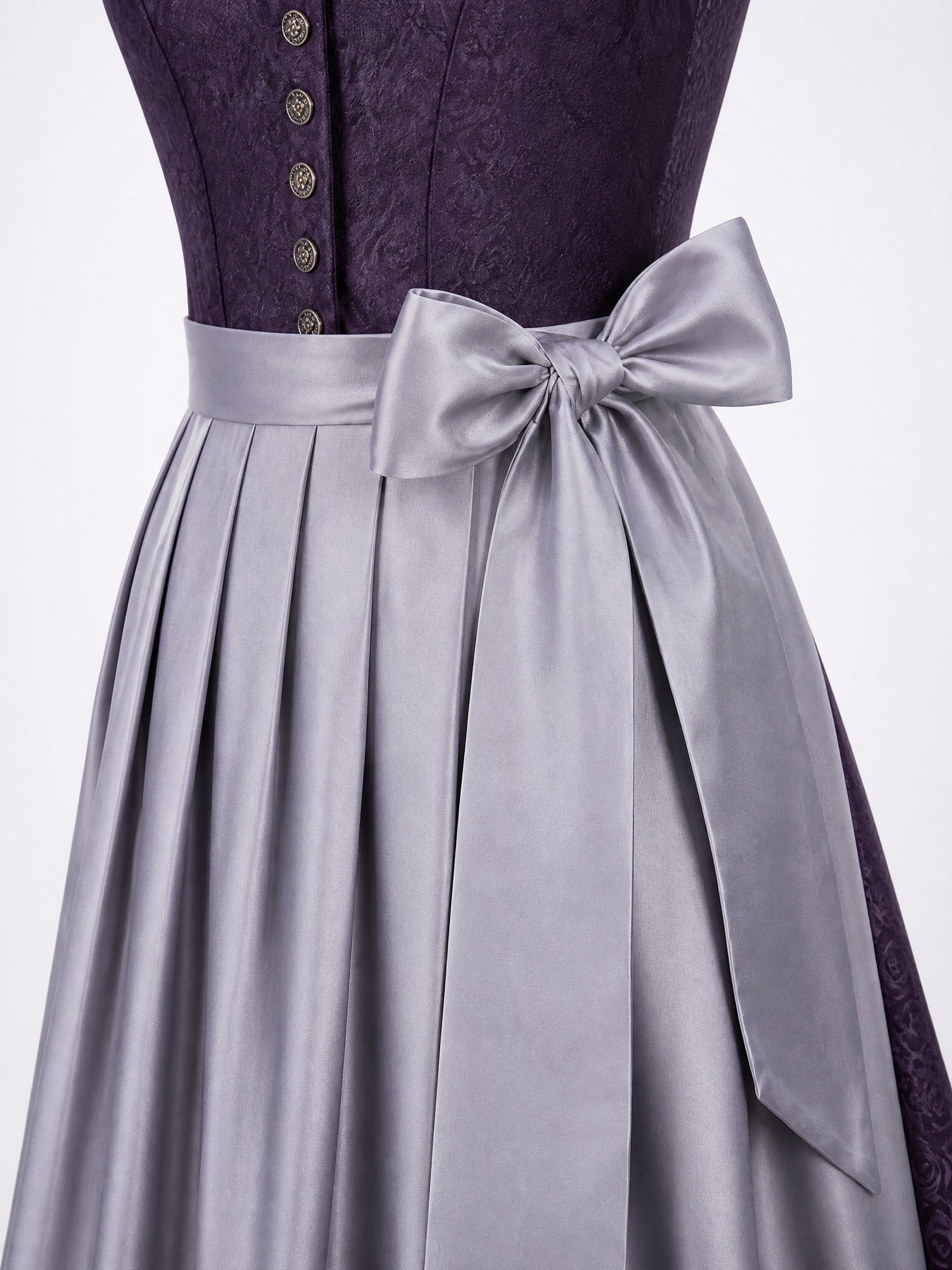 Dirndl Annika in Salbeigrün mit Perlgrau Schürze - Detailansicht Taille und Schleife