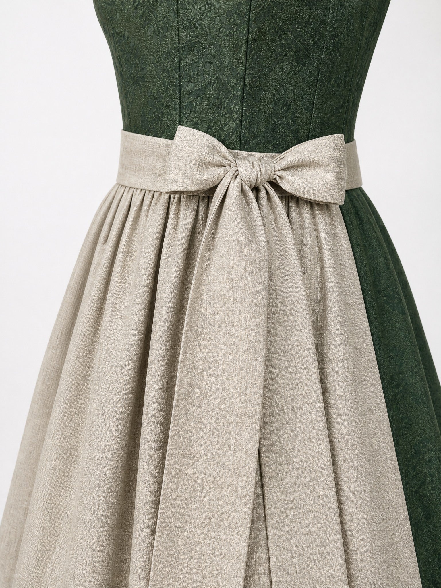 Dirndl Daria in Waldgrün mit Haferbeige Schürze - Detailansicht Taille und Schleife