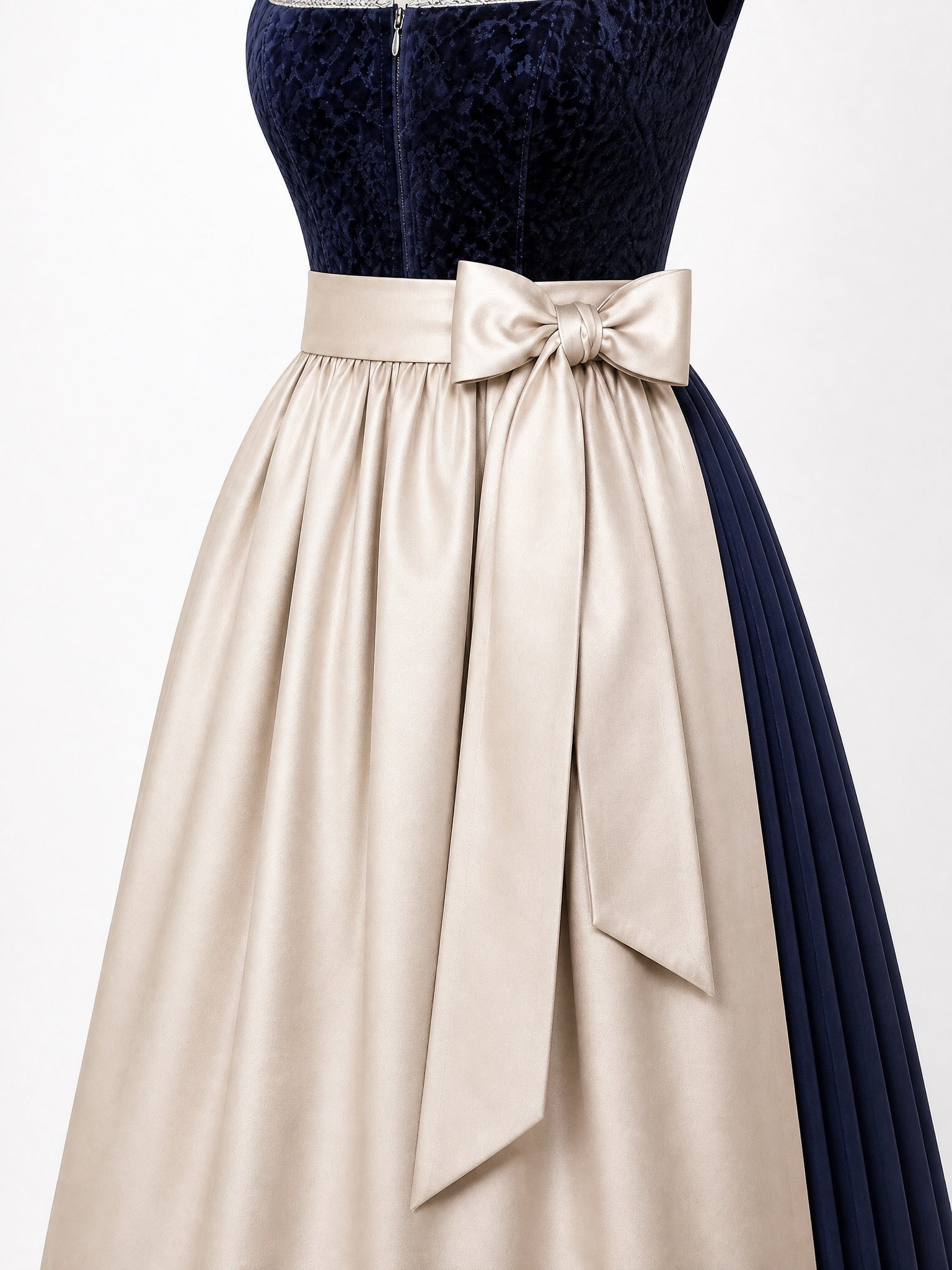 Dirndl Teresa in Mitternachtsblau mit Champagner Schürze - Detailansicht Taille und Schleife