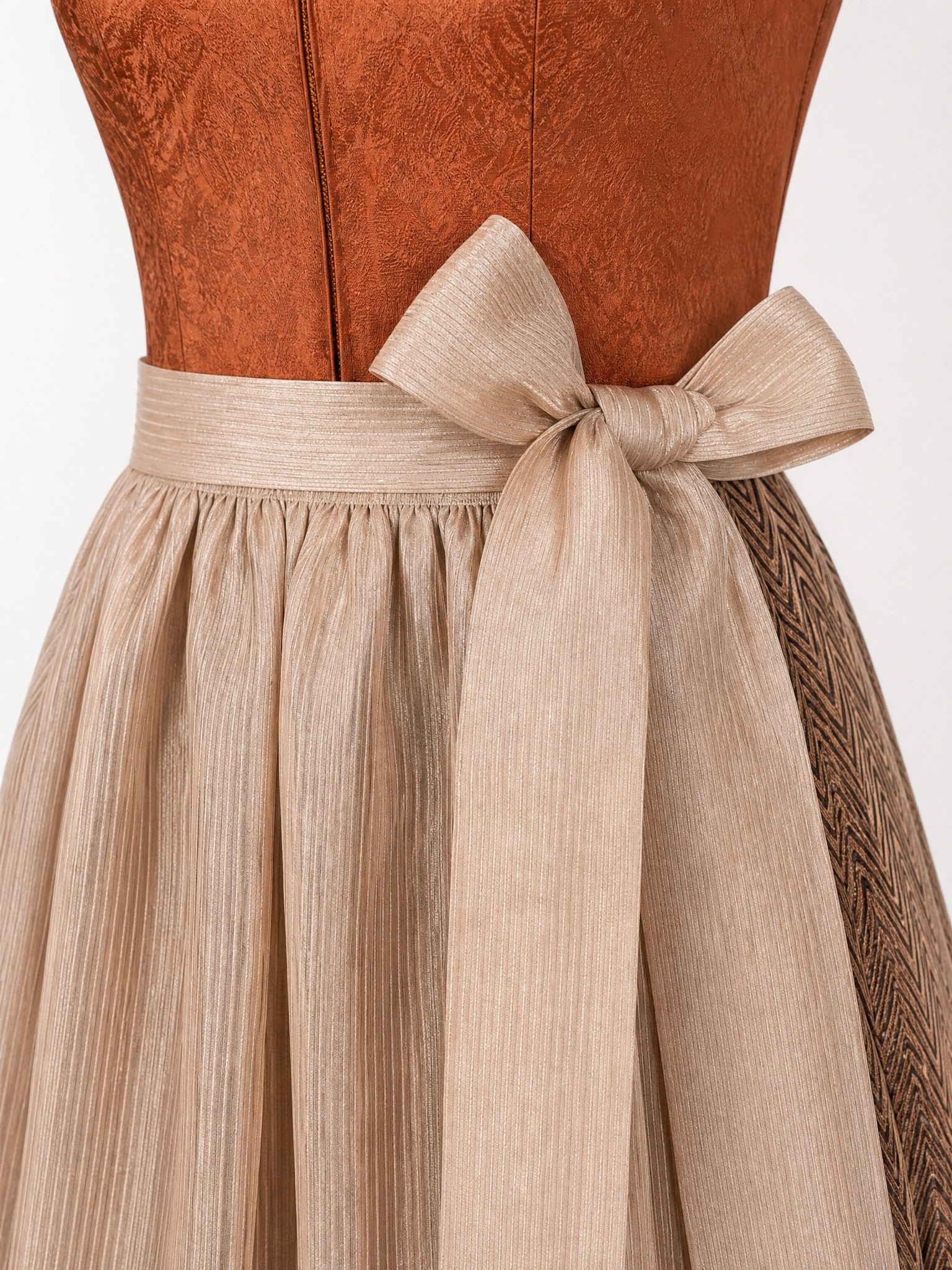 Dirndl Cecilia in Beigegrau mit Champagner Schürze - Detailansicht Taille und Schleife
