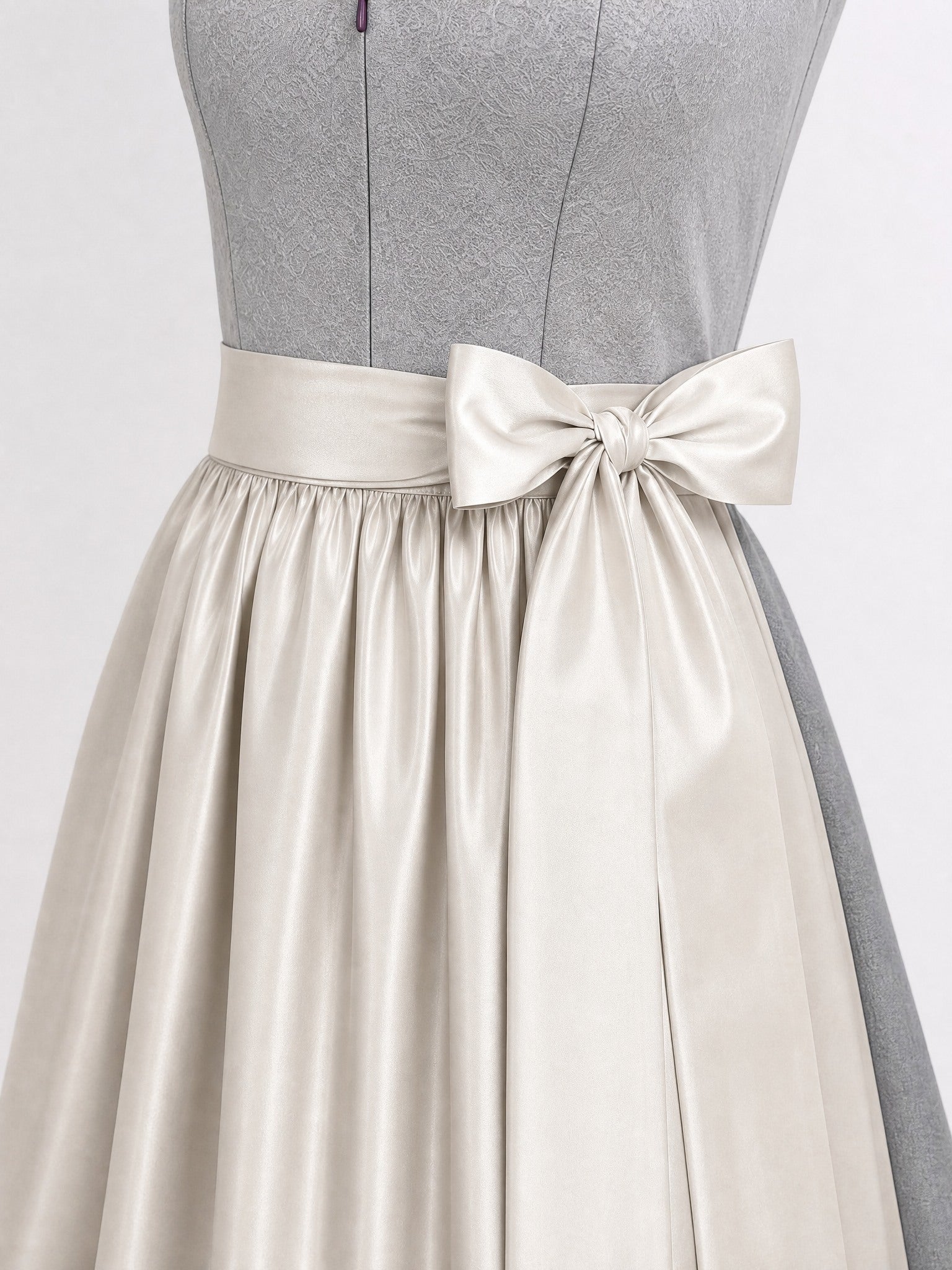 Dirndl Karla in Perlgrau mit Elfenbein Schürze - Detailansicht Taille und Schleife