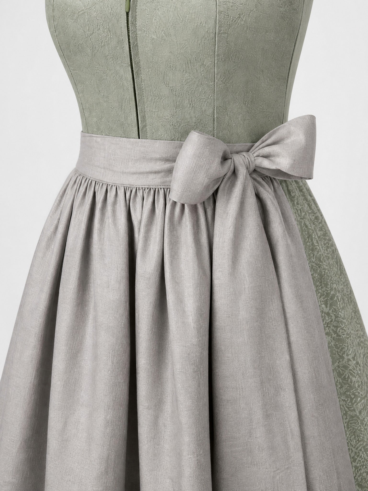 Dirndl Lara in Salbeigrün mit Perlgrau Schürze - Detailansicht Taille und Schleife
