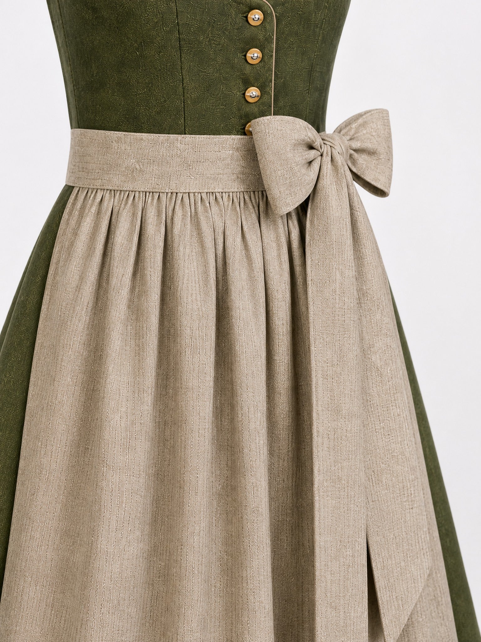 Dirndl Annika in Dunkeloliv mit Flachs Schürze - Detailansicht Taille und Schleife