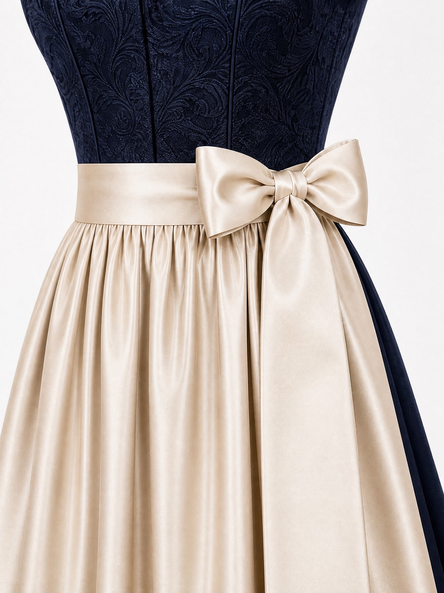 Dirndl Nela in Mitternachtsblau mit Champagner Schürze - Detailansicht Taille und Schleife