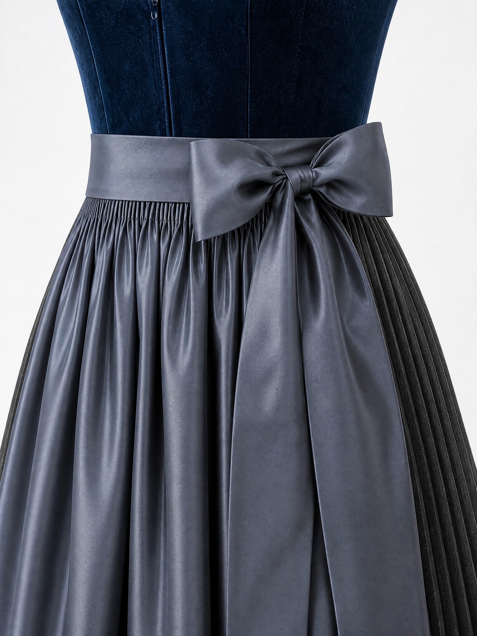 Dirndl Stella in Dunkelpetrol mit Schiefergrau Schürze - Detailansicht Taille und Schleife