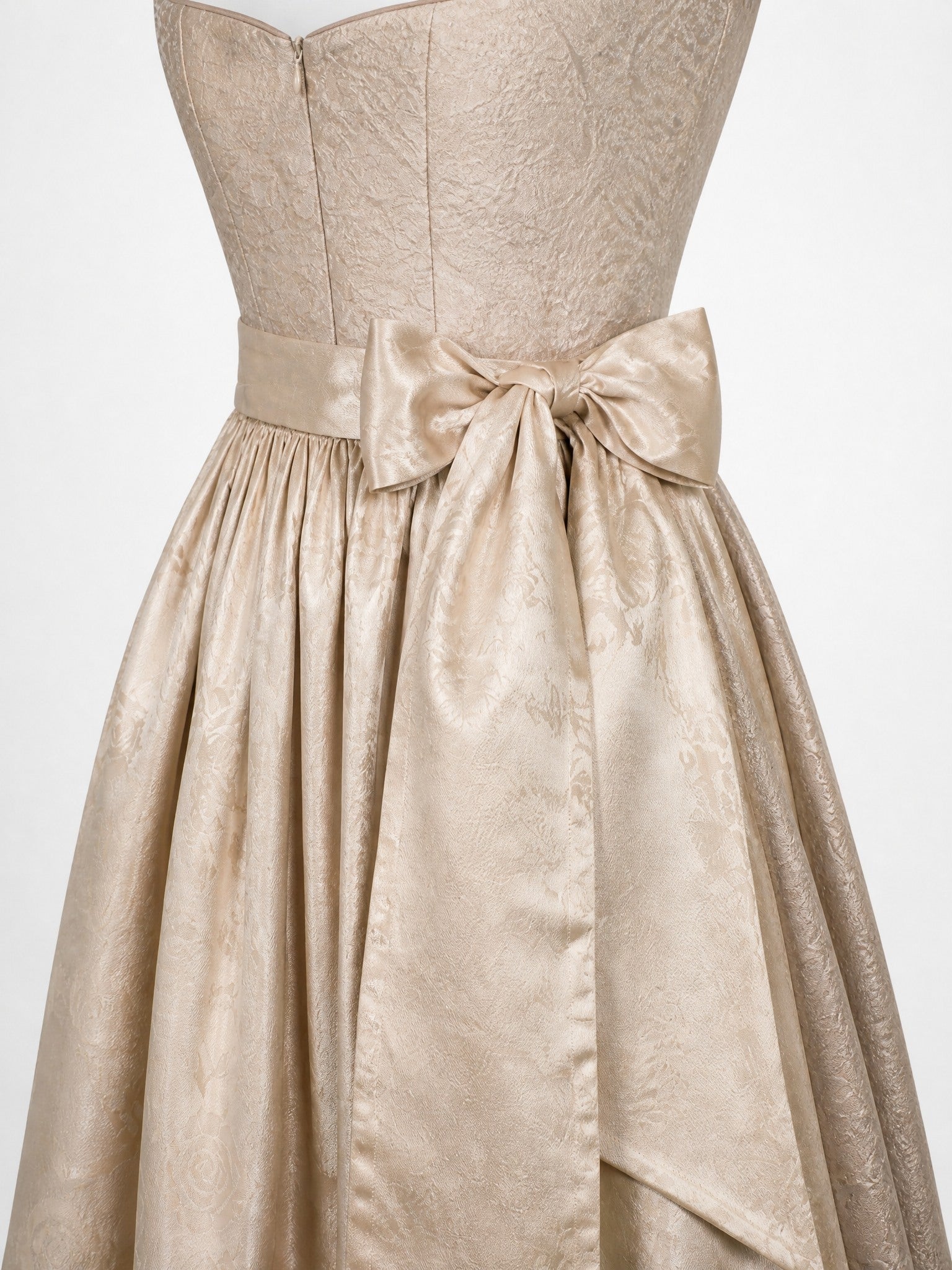 Dirndl Alina in Beigegrau mit Champagner Schürze - Detailansicht Taille und Schleife