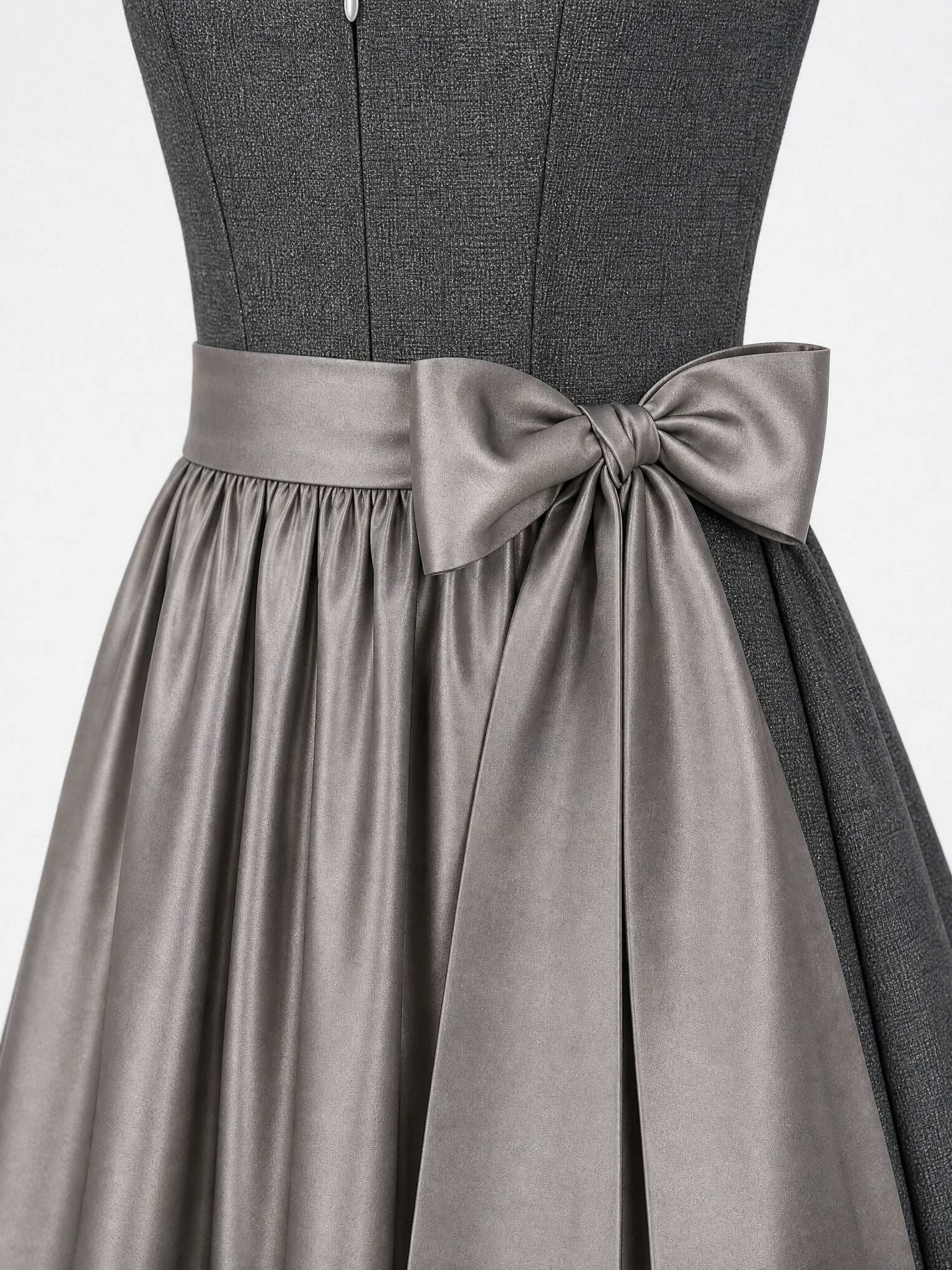 Dirndl Bella in Graphit mit Perlgrau Schürze - Detailansicht Taille und Schleife
