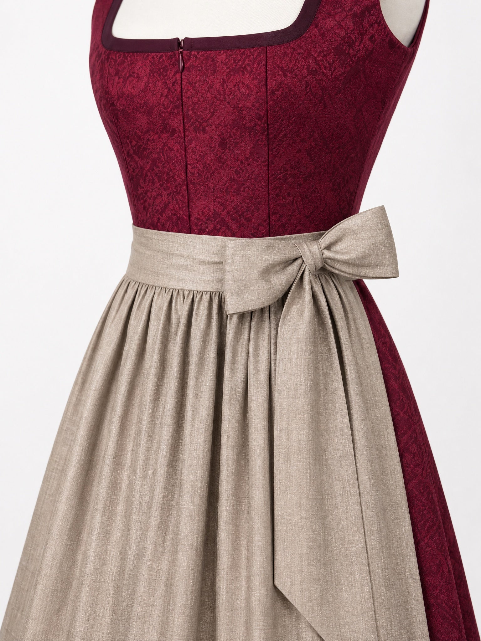 Dirndl Mathilda in Weinrot mit Taupe Schürze - Detailansicht Taille und Schleife