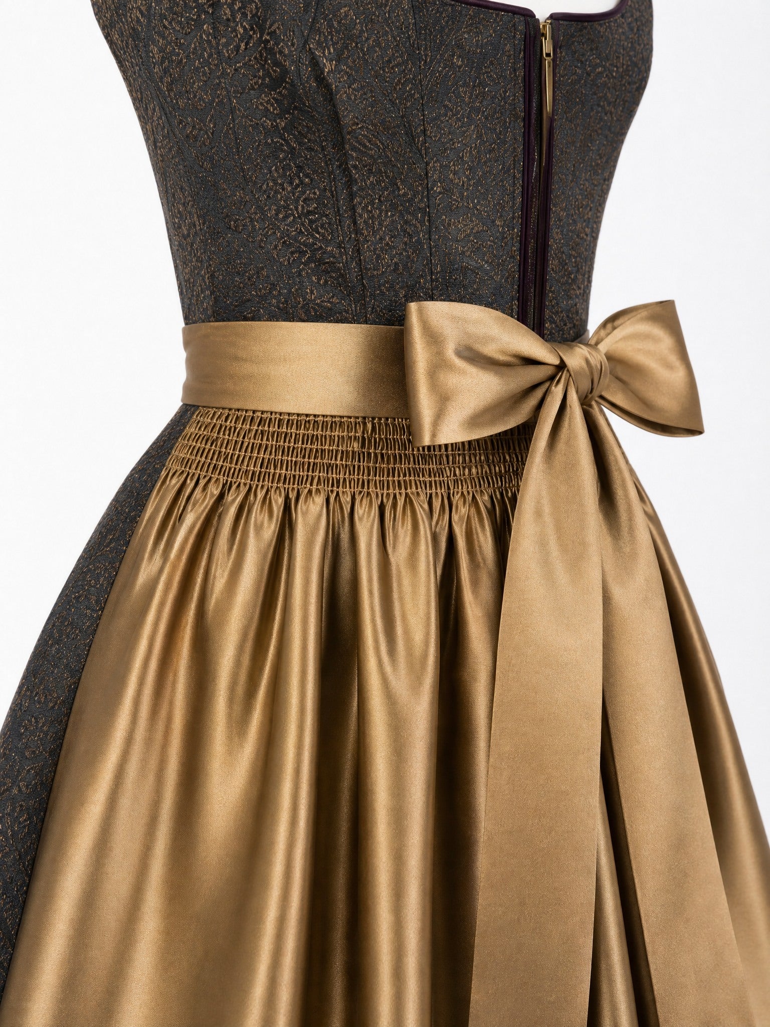 Dirndl Stella in Anthrazit mit Antikgold Schürze - Detailansicht Taille und Schleife