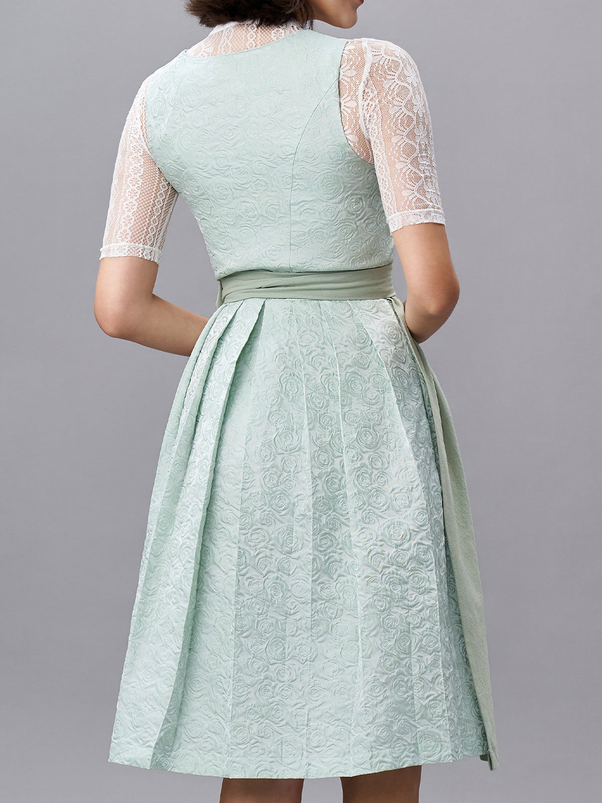 Die Unterschiede zwischen dem bayerischen Dirndl und dem österreichischen Kostüm in Grün