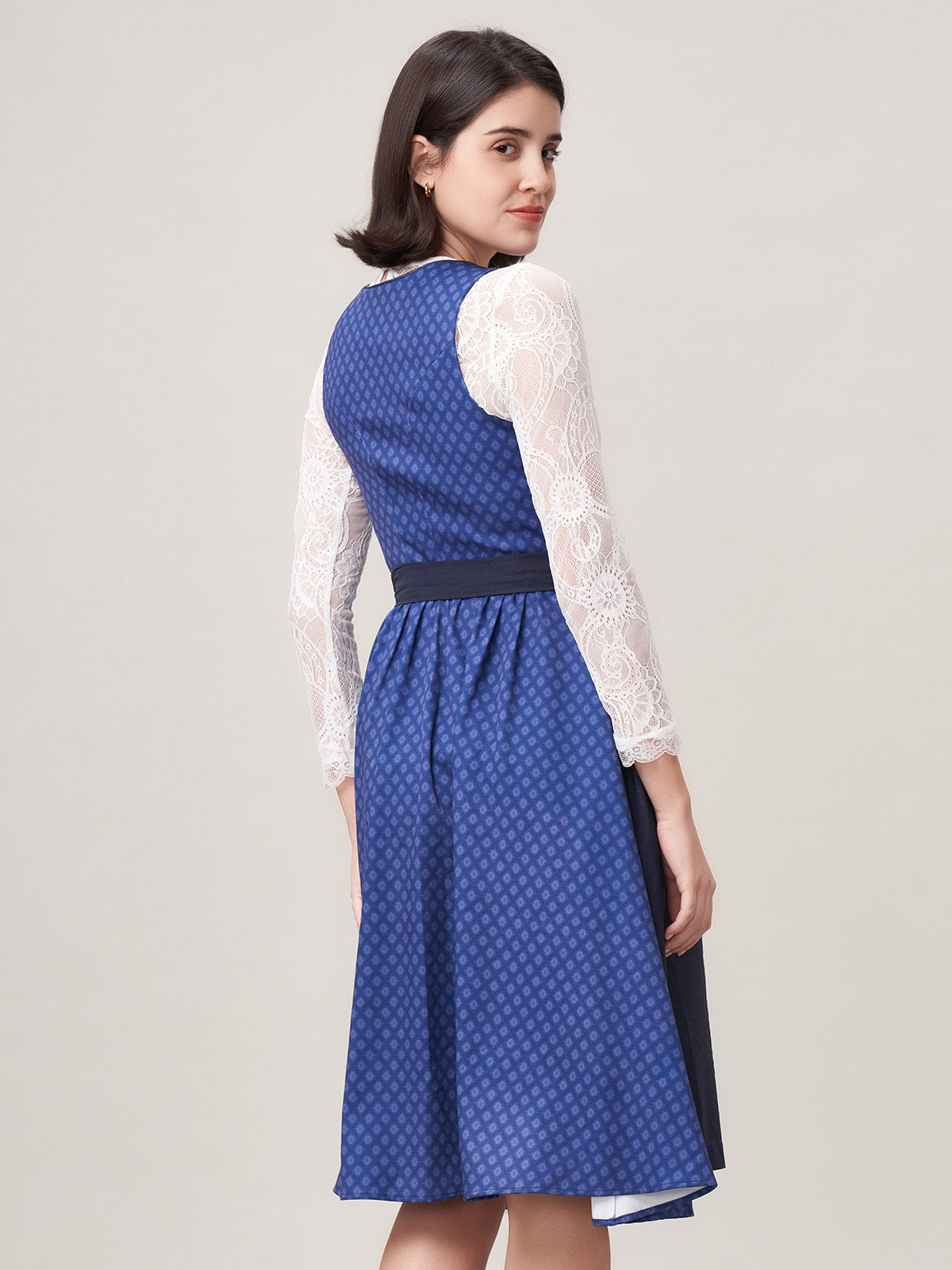 Das Blaue Prinzip: Minimalismus und Seele im modernen Dirndl