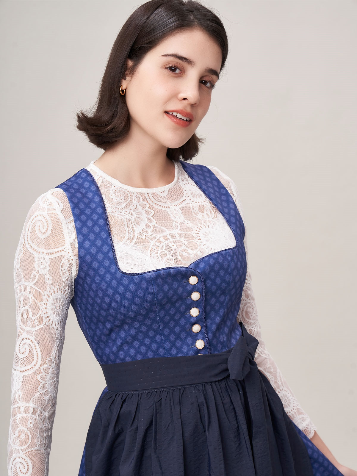 Blaue Dirndl-Pracht: Die Kunst der perfekten Wiesn-Auswahl