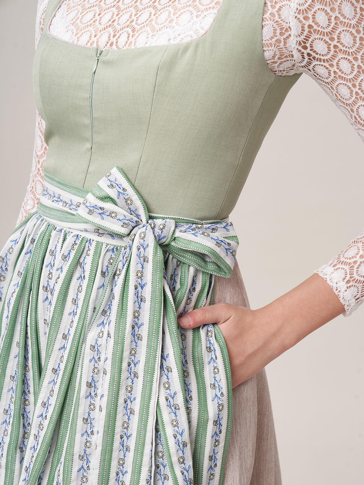 Die Grüne Verwandlung: Dirndls Weg von der Schürze zum Laufsteg