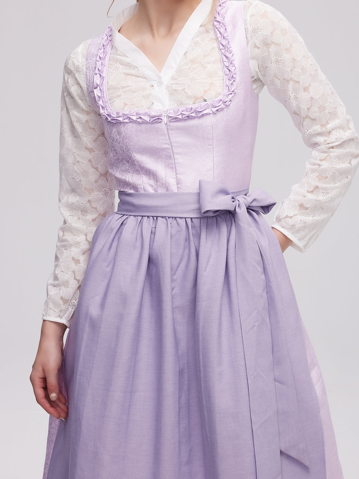 Vom Oktoberfest zur Alltagsmode: Die Kunst des Dirndl-Violett Tragens
