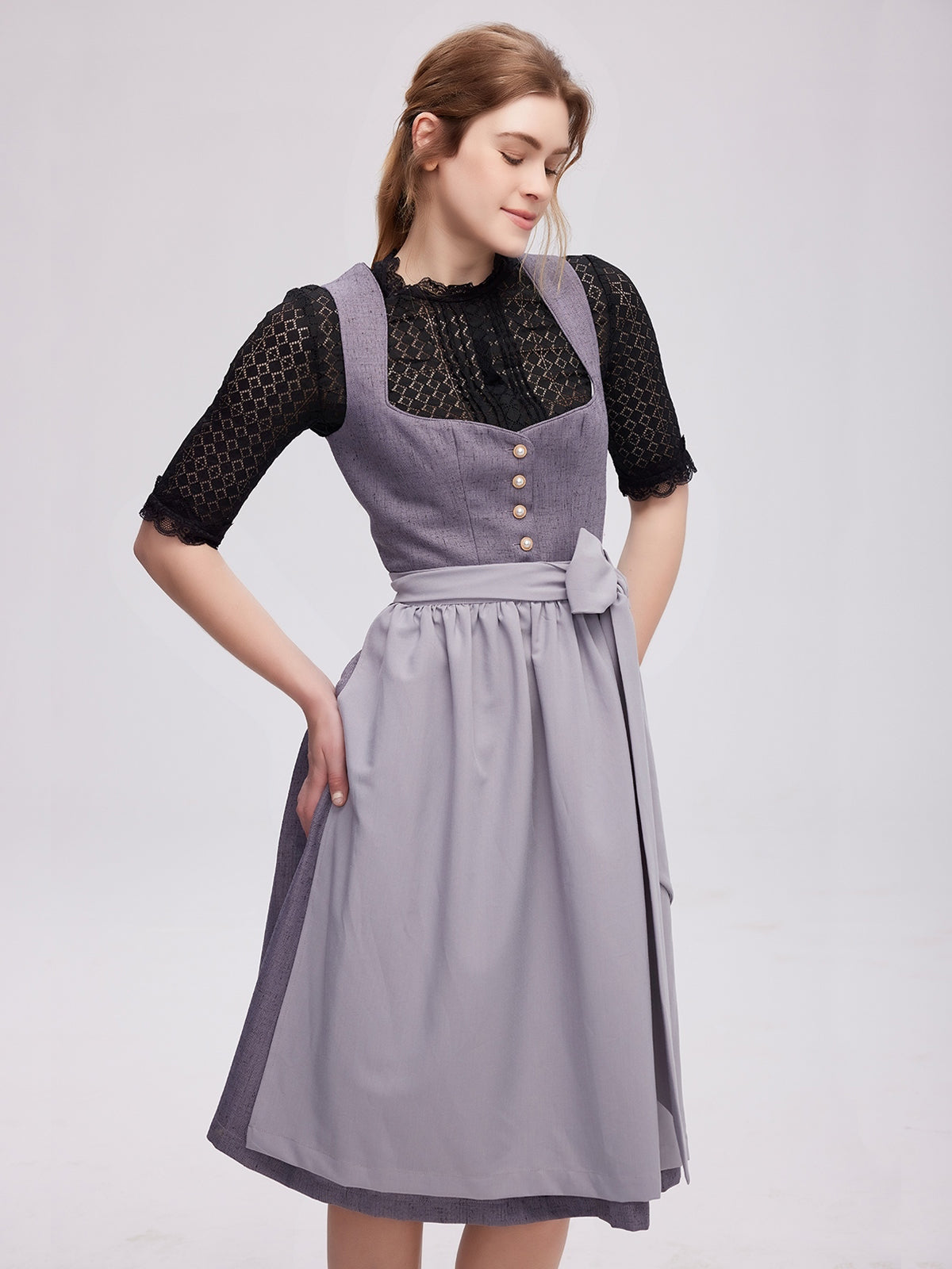 Graue Eleganz: Das zeitlose Dirndl in Samt und Seide