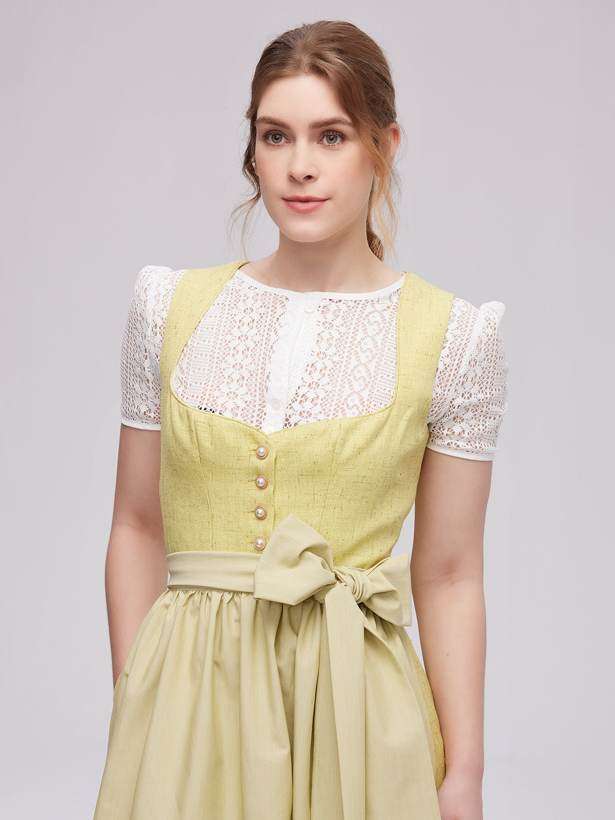 Dirndl im Herbstglanz 2025: Warum Gelb die Farbe der Saison ist & Wo Sie das perfekte Dirndl samt Gelb günstig Online finden
