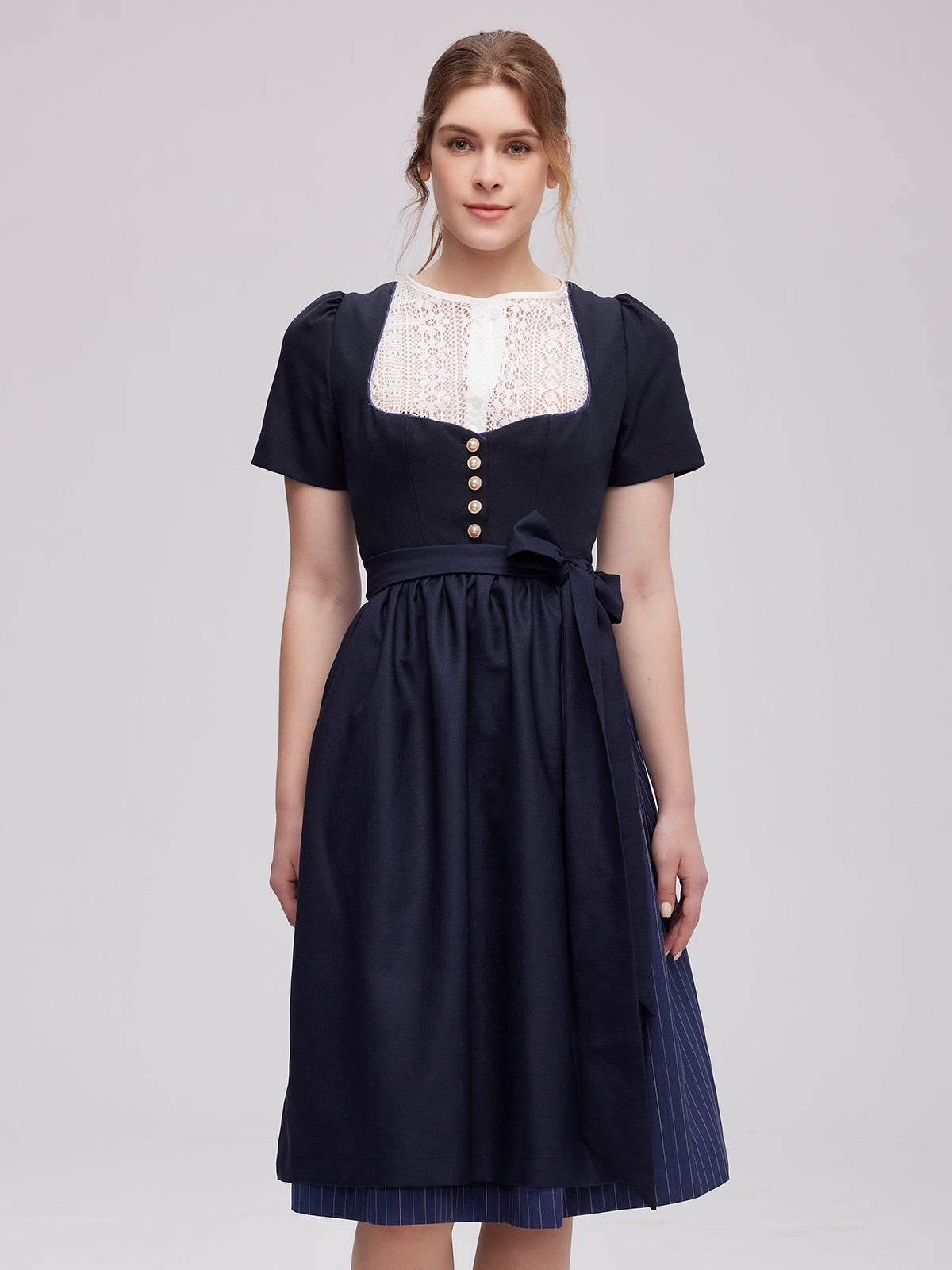 Vom Bauernkleid zur Haute Couture: Die Metamorphose des Dirndl im Zeitgeist der Epochen