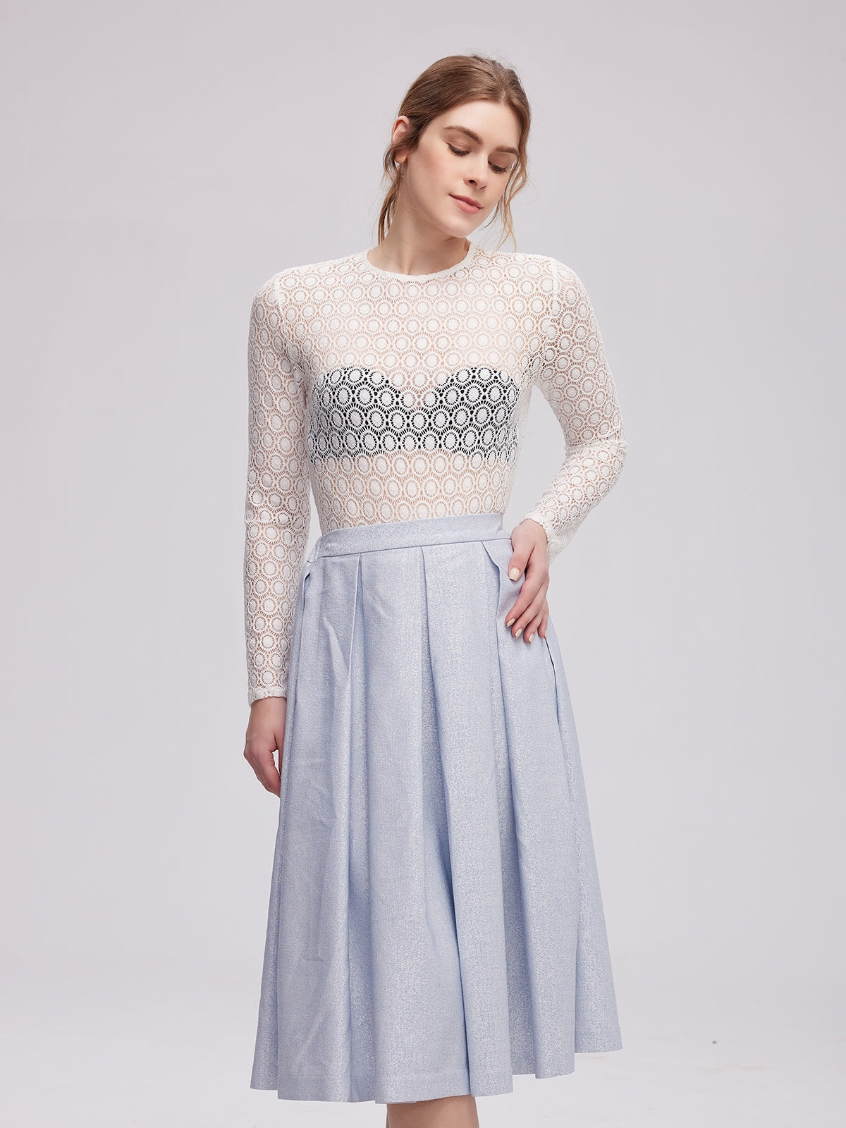 Azur und Tradition: Die zeitlose Eleganz des blauen Dirndls