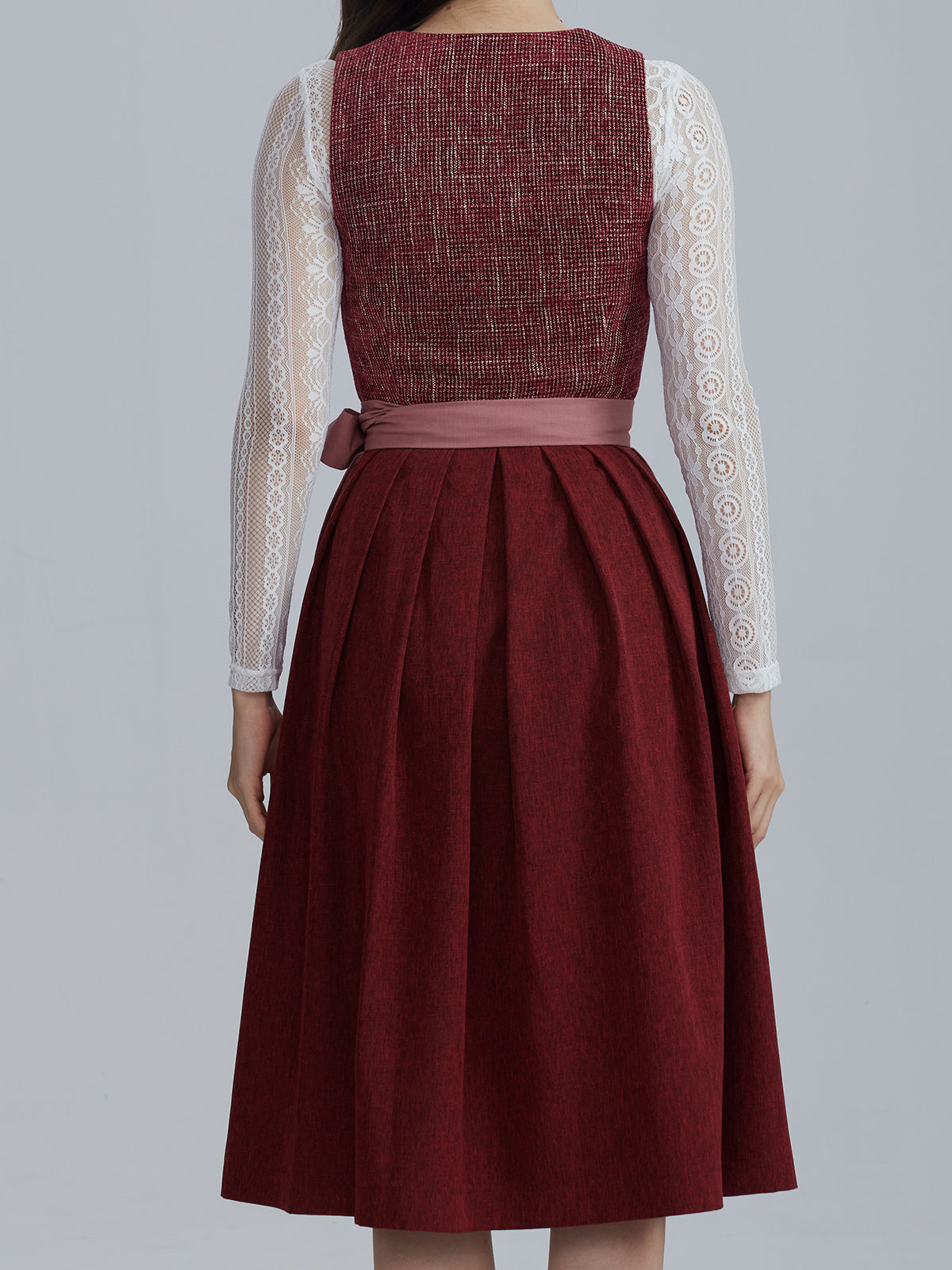 Perfekte Dirndl-Kombinationen: Geheimnisse für eine harmonische Gesamterscheinung mit rot-schwarzem Dirndl