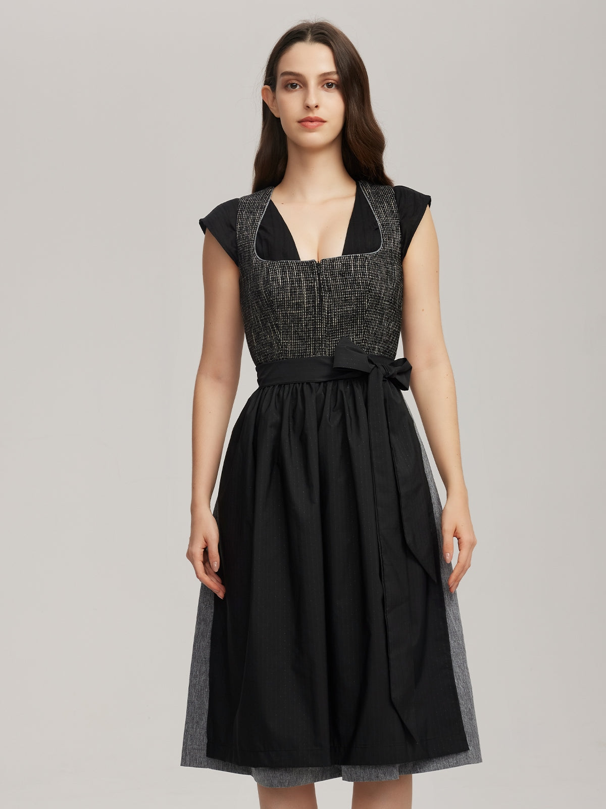 Zeitlose Eleganz: Das schwarze Dirndl als winterlicher Stilgarant