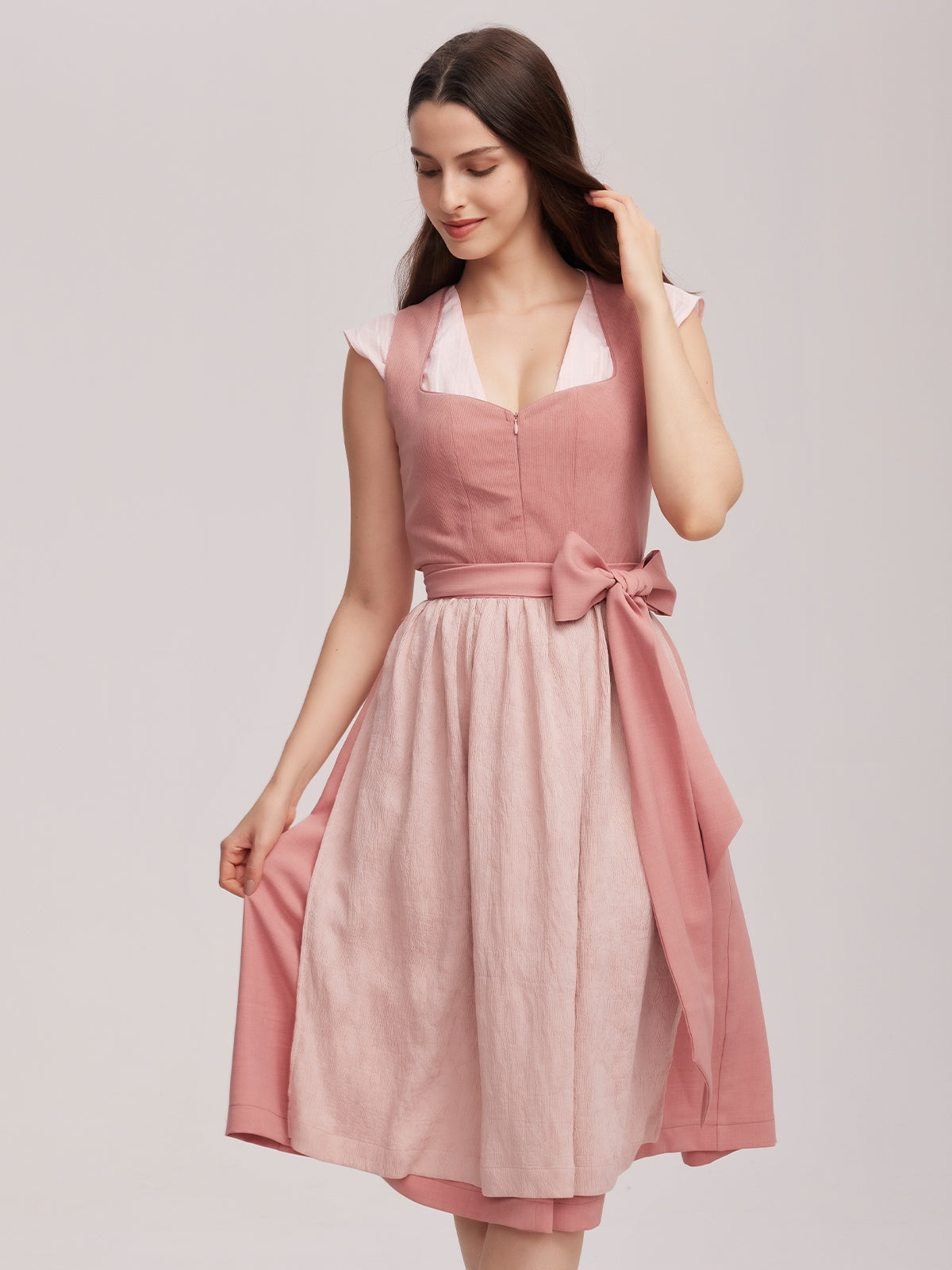 Dirndl im Herbstglanz: So gestaltet Frauen perfekte Oktoberfest-Looks mit Rosa Blusen und günstigen Optionen