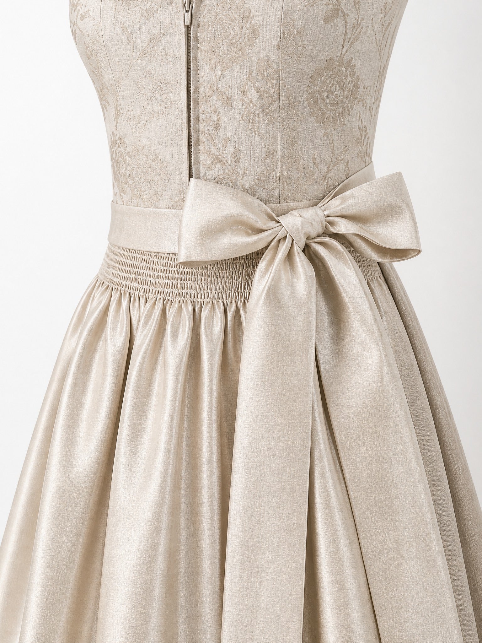 Dirndl Amelia in Alt-Lavendel mit Elfenbein Schürze - Detailansicht Taille und Schleife