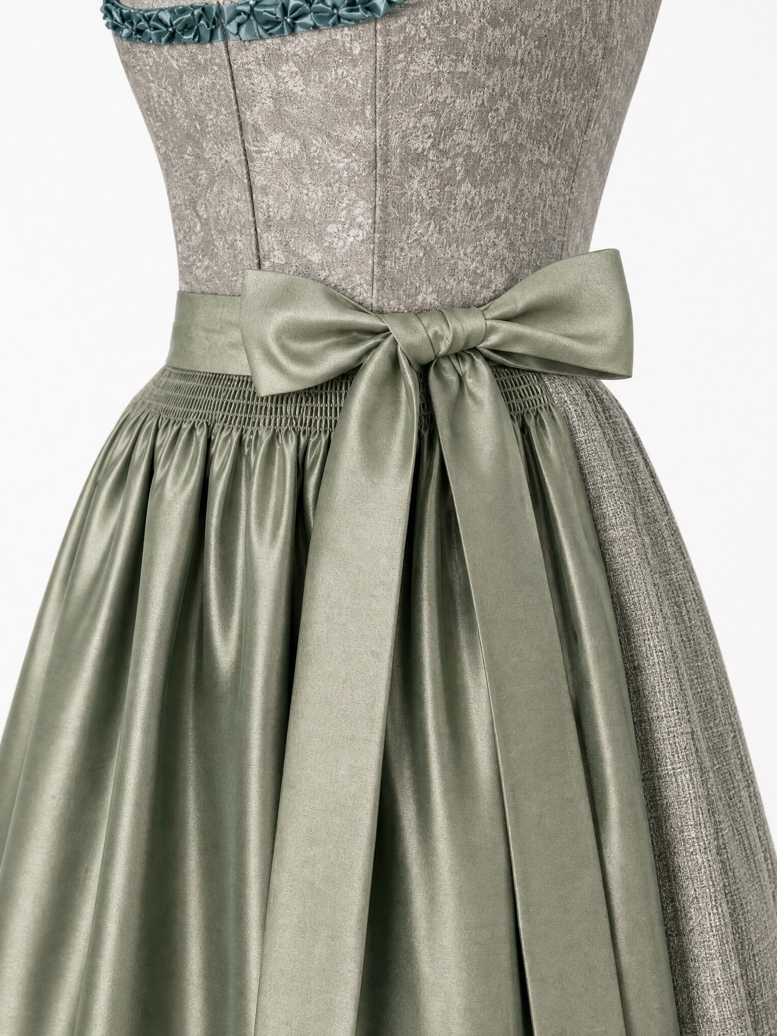 Dirndl Cecilia in Flechtengrau mit Salbeigrün Schürze - Detailansicht Taille und Schleife